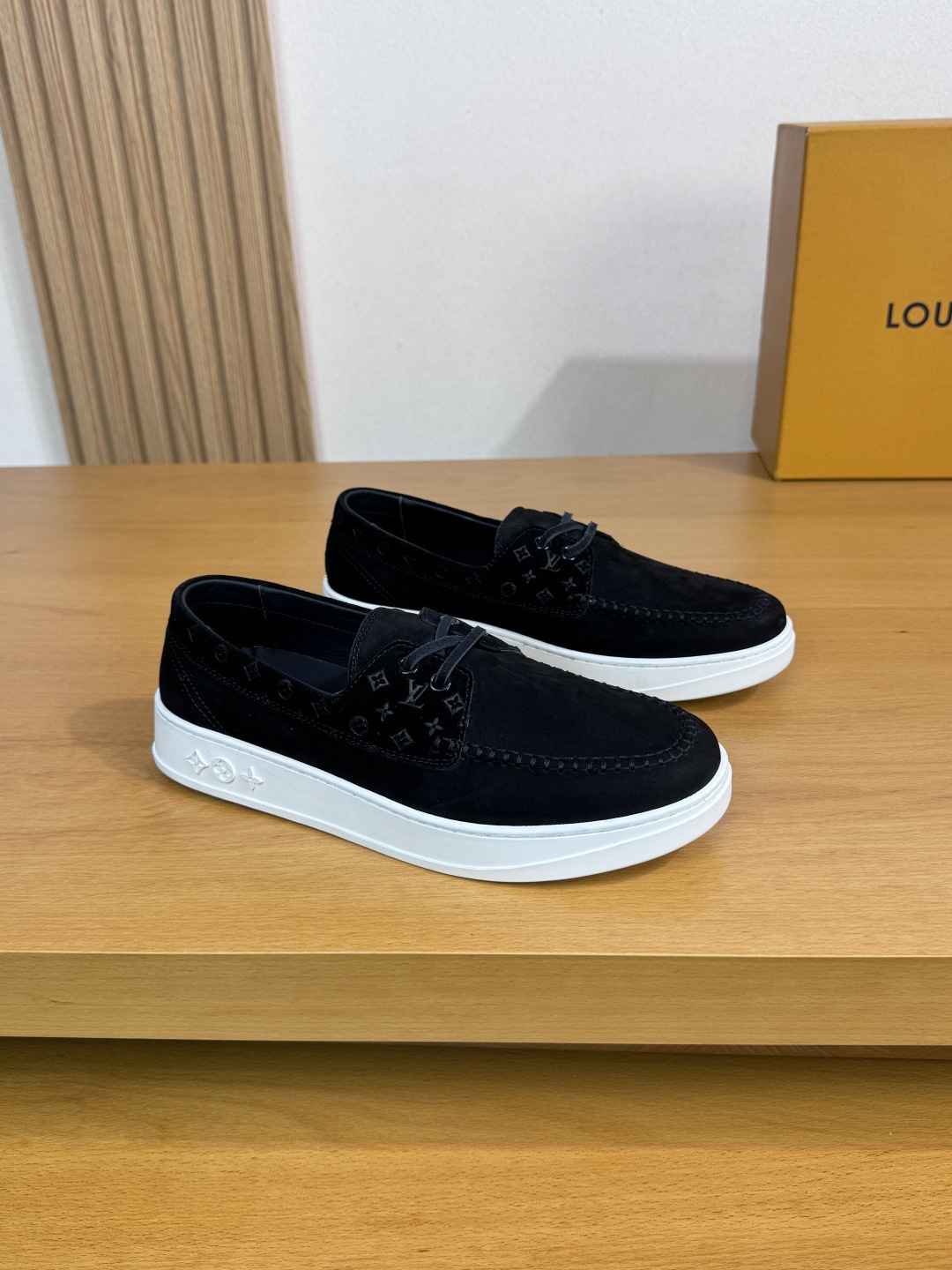 NO:353092,【Louis Vuitton】Louis Vuitton - High-end quality Original single casual sports shoes - Upper matte calfskin, reverse velvet cowhide air compressor brand totem, shoe Dan hand-stitched string sewing mark line - Inner water dye cowhide - Outsole ultra-light TPR·rubber; molded outsole - Ultra-high quality control · fine workmanship highlight (high-end · nobility · grade) -Size 39-44 (38, 45, custom made)·L9787,,louis vuitton,louis vuitton,cowhide19860909【Louis Vuitton】路易威登 -高端品质 原单·休闲运动板鞋 -鞋面磨砂小牛皮、反绒牛皮空压品牌图腾、鞋丹手工串缝马克线 -内里水染牛皮 -大底超轻TPR·橡胶; 成型大底 -超高品控·做工精细凸显(高端·贵气·档次) -Size 39-44（38,45,可订做)·L9787,,louis vuitton,louis vuitton,cowhide,Men's shoes