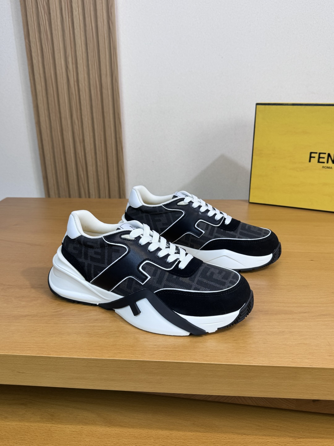 NO:353121,【FENDI】Fendi - High-end quality Original single casual sports shoes - Upper Napa calfskin, brand totem canvas, shoe body sewing brand totem perfect splicing - Inner canvas cloth - Outsole Ultralight TPU foam·rubber; Combination molding two-color outsole - Ultra high quality control·fine workmanship highlighted (high-end, noble, grade) -Size 39-44 (38,45, custom made)·FD0186,,fendi,fendi,sneakers,cowhide19860909【FENDI】芬迪 -高端品质 原单·休闲运动鞋 -鞋面纳帕小牛皮、品牌图腾帆布、鞋身车缝品牌图腾完美拼接 -内里帆布布匹 -大底 超轻TPU发泡·橡胶; 组合成型双色大底 -超高品控·做工精细凸显(高端·贵气·档次) -Size 39-44（38,45,可订做)·FD0186,,fendi,fendi,sneakers,cowhide,Men's shoes