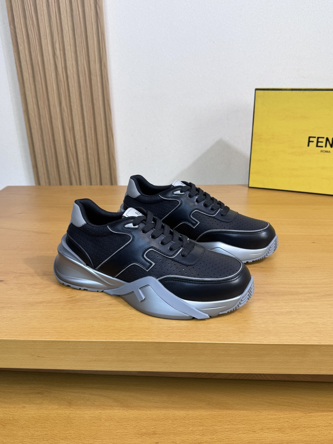 NO:353135,【FENDI】Fendi - High-end quality Original single casual sports shoes - Upper Napa calfskin, punched calfskin, shoe body sewing brand totem perfect splicing - Inner canvas cloth - Outsole Ultralight TPU foam·rubber; Combination molded two-color outsole - Ultra high quality control·fine workmanship highlighted (high-end·noble·grade) -Size 39-44 (38,45, custom made)·FD0186,,fendi,fendi,sneakers,cowhide19860909【FENDI】芬迪 -高端品质 原单·休闲运动鞋 -鞋面纳帕小牛皮、打孔小牛皮、鞋身车缝品牌图腾完美拼接 -内里帆布布匹 -大底 超轻TPU发泡·橡胶; 组合成型双色大底 -超高品控·做工精细凸显(高端·贵气·档次) -Size 39-44（38,45,可订做)·FD0186,,fendi,fendi,sneakers,cowhide,Men's shoes