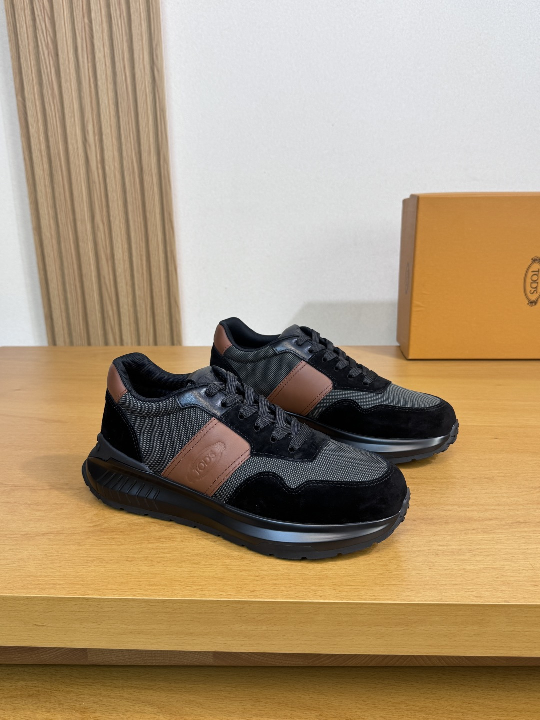 NO:353153,【TOD's】Todds - High-end quality Original single casual sports shoes - Upper Napa calfskin, reverse velvet calfskin, brand high mercerized canvas, shoe body. Shoe tongue air compressor brand LOGO - Neil brand canvas, foot pads; Water dye cowhide - Outsole ultralight TPU foaming·rubber; Two-color molded sole - Ultra-high quality control·fine workmanship, highlighting (high-end·noble·grade) -Size 39-44 (38,45, custom made). TD'0186,,Tod's,sneakers,cowhide19860909【TOD's】托德斯 -高端品质 原单·休闲运动鞋 -鞋面纳帕小牛皮、反绒小牛皮、品牌高丝光帆布、鞋身.鞋舌空压品牌LOGO -内里品牌帆布、垫脚;水染牛皮 -大底超轻TPU发泡·橡胶；双色成型大底 -超高品控·做工精细,凸显(高端·贵气·档次) -Size 39-44（38,45,可定做). TD'0186,,Tod's,sneakers,cowhide,Men's shoes