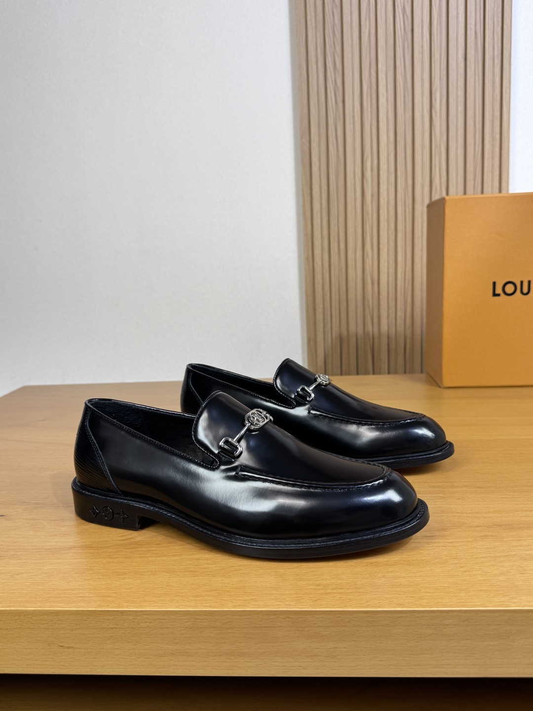 NO:354358,【Louis Vuitton】Louis Vuitton - High-end quality Original single · formal leather shoes - Upper beaded calfskin, shoe Dan slit mark line, brand metal fastener decoration - Inner water dyed cowhide - Outsole ultra-light TPR· genuine leather; Combined molded leather outsole - Ultra-high quality control·fine workmanship highlight (high-end, noble, grade) -Size 39-44 (38, 45, 46, custom made)·L0230,,louis vuitton,louis vuitton,cowhide,Leather soles19860909【Louis Vuitton】路易威登 -高端品质 原单·正装皮鞋 -鞋面开边珠小牛皮、鞋丹起股车缝马克线、品牌金属扣件装饰 -内里水染牛皮 -大底超轻TPR·真皮；组合成型真皮大底 -超高品控·做工精细凸显(高端·贵气·档次) -Size 39-44（38,45,46,可订做)·L0230,,louis vuitton,louis vuitton,cowhide,Leather soles,Men's shoes