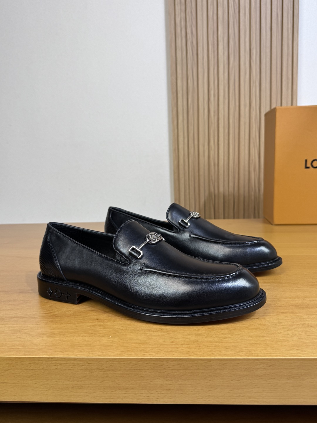 NO:354377,【Louis Vuitton】Louis Vuitton - High-end quality Original single · formal leather shoes - Upper Napa calfskin, shoe Danqian slit mark thread, brand metal fastener decoration - Inner water dyed cowhide - Outsole ultra-light TPR· genuine leather; Combined molded leather outsole - Ultra-high quality control·fine workmanship highlight (high-end, noble, grade) -Size 39-44 (38, 45, 46, custom made)·L0230,,louis vuitton,louis vuitton,cowhide,Leather soles19860909【Louis Vuitton】路易威登 -高端品质 原单·正装皮鞋 -鞋面纳帕小牛皮、鞋丹起股车缝马克线、品牌金属扣件装饰 -内里水染牛皮 -大底超轻TPR·真皮；组合成型真皮大底 -超高品控·做工精细凸显(高端·贵气·档次) -Size 39-44（38,45,46,可订做)·L0230,,louis vuitton,louis vuitton,cowhide,Leather soles,Men's shoes