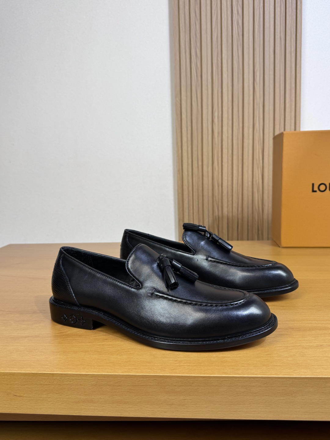 NO:354385,【Louis Vuitton】Louis Vuitton - High-end quality Original single · formal leather shoes - Upper beaded calfskin, shoe Dan slit mark line, brand metal fastener decoration - Inner water dyed cowhide - Outsole ultra-light TPR· genuine leather; Combined molded leather outsole - Ultra-high quality control·fine workmanship highlight (high-end, noble, grade) -Size 39-44 (38, 45, 46, custom made)·L0230,,louis vuitton,louis vuitton,cowhide,Leather soles19860909【Louis Vuitton】路易威登 -高端品质 原单·正装皮鞋 -鞋面开边珠小牛皮、鞋丹起股车缝马克线、品牌金属扣件装饰 -内里水染牛皮 -大底超轻TPR·真皮；组合成型真皮大底 -超高品控·做工精细凸显(高端·贵气·档次) -Size 39-44（38,45,46,可订做)·L0230,,louis vuitton,louis vuitton,cowhide,Leather soles,Men's shoes