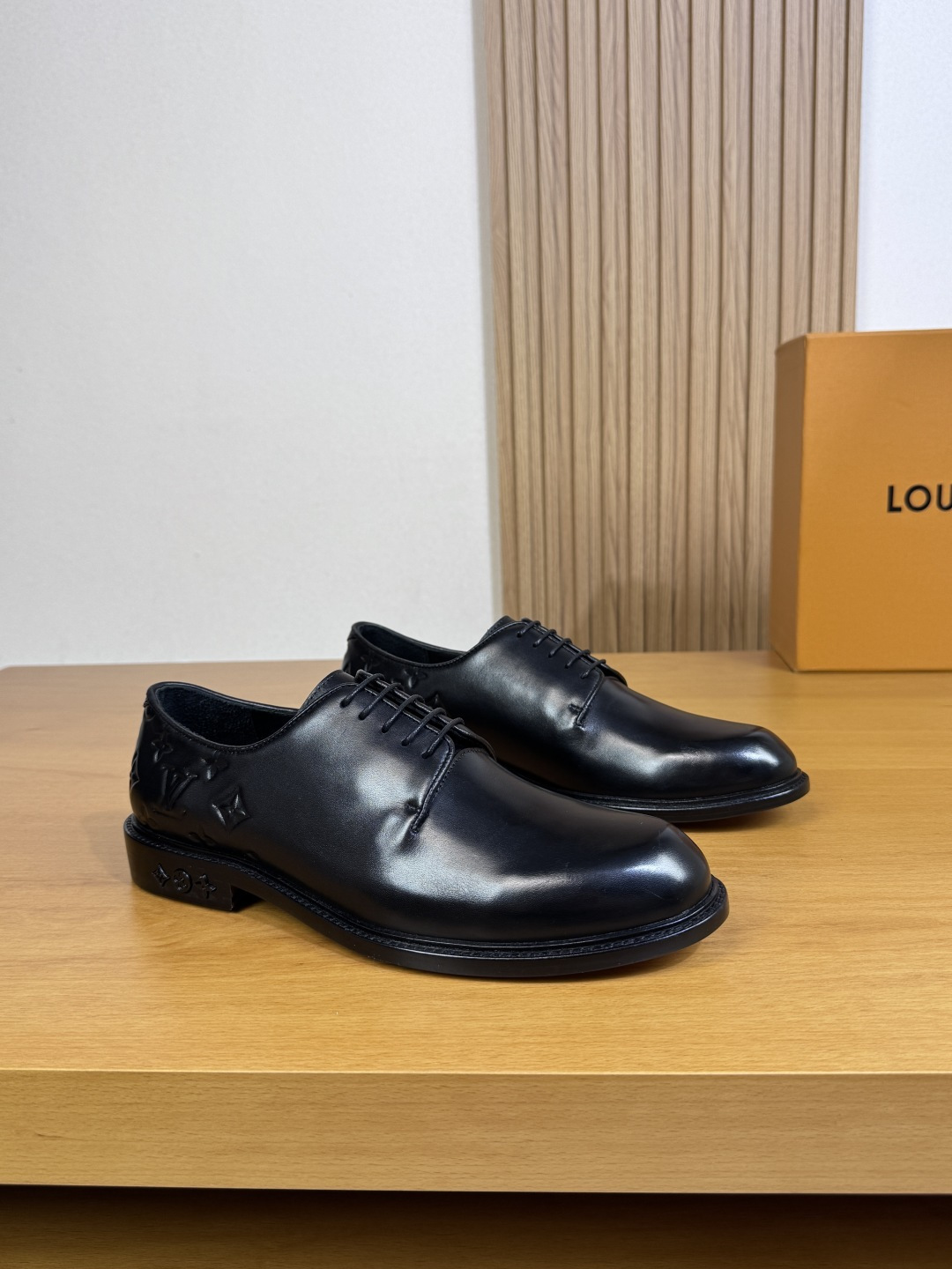 NO:354400,【Louis Vuitton】Louis Vuitton - High-end quality Original single · formal leather shoes - Napa calfskin upper. Hand-made color change technology, shoe body air compressor brand totem - Inner water dye cowhide - Outsole ultra-light TPR· genuine leather; Combined molding leather outsole - Ultra-high quality control·fine workmanship highlighting (high-end, noble, grade) -Size 39-44 (38, 45, 46, custom made)·L0230,,louis vuitton,louis vuitton,cowhide,Leather soles19860909【Louis Vuitton】路易威登 -高端品质 原单·正装皮鞋 -鞋面纳帕小牛皮.手工改色工艺、鞋身空压品牌图腾 -内里水染牛皮 -大底超轻TPR·真皮；组合成型真皮大底 -超高品控·做工精细凸显(高端·贵气·档次) -Size 39-44（38,45,46,可订做)·L0230,,louis vuitton,louis vuitton,cowhide,Leather soles,Men's shoes