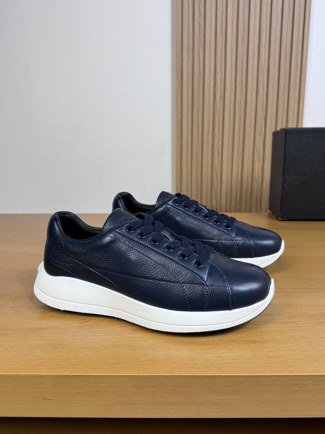 NO:354429,【PRADA】Prada - High-end quality Original single casual sports shoes - Imported upper smacking calfskin, shoe body stitching process, shoe tongue. Air compressor brand LOGO - Inner water dye cowhide - Outsole ultra-light TPU foaming·rubber; multi-color molding outsole - Ultra-high quality control·fine workmanship highlighting (high-end, noble, grade) -Size 38-44 (45, custom made)·PD1579,,prada,prada,sneakers,cowhide19860909【PRADA】普拉达 -高端品质 原单·休闲运动鞋 -鞋面进口摔纹小牛皮、鞋身内合车缝线工艺、鞋舌.空压品牌LOGO -内里水染牛皮 -大底超轻TPU发泡·橡胶；多色成型大底 -超高品控·做工精细凸显(高端·贵气·档次) -Size 38-44（45,可订做)·PD1579,,prada,prada,sneakers,cowhide,Men's shoes