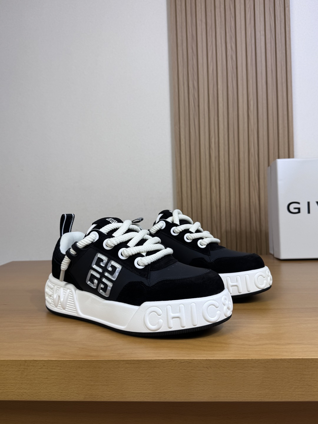 NO:355103,【GIVENCHY】Givenchy - High-end quality Original single · Casual sports shoes - Upper; Silk calfskin, reverse velvet calfskin, shoe body. Sewing brand totem plastic module, heel brand webbing - Inner brand canvas - Outsole ultra-light TPU foaming. Rubber; Two-color molded outsole - Ultra-high quality control · Fine workmanship highlighting (high-end · noble · grade) -Size 39-44 (38, 45, custom made)·GV8786,, givennchy, given, sneakers, cowhide19860909【GIVENCHY】纪梵希 -高端品质 原单·休闲运动鞋 -鞋面；丝绸小牛皮、反绒小牛皮、鞋身.车缝品牌图腾塑胶模块、后跟品牌织带 -内里品牌帆布 -大底超轻TPU发泡.橡胶；双色成型大底 -超高品控·做工精细凸显(高端·贵气·档次) -Size 39-44（38,45,可订做)·GV8786,,givenchy,givenchy,sneakers,cowhide,Men's shoes