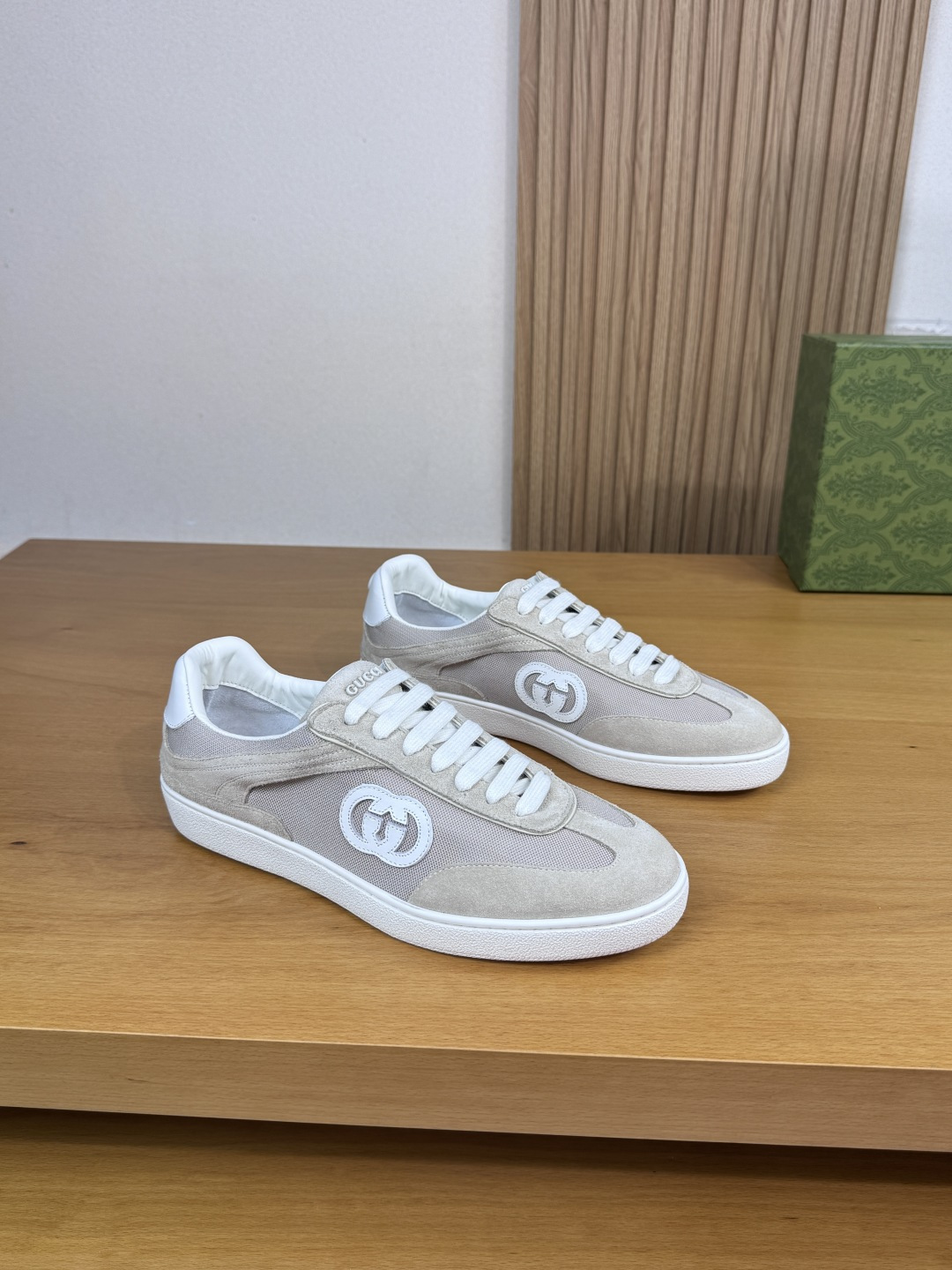 NO:355004,【GUCCI】Gucci - High-end quality original couple outfits casual sports shoes - upper back-fleece calfskin, brand totem cloth, shoe body sewing brand module, heel injection molding brand logo totem - inner water dyed cowhide - outsole ultra-light TPR rubber; molded sole - ultra-high quality control · fine workmanship highlight (high-end · noble · grade) -Size Men and women's same style 35-44 (female 40, 41, men 45, 46 can be customized)·G0179,,gucci,gucci,cowhide19860909【GUCCI】古驰 -高端品质 原单 情侣装 休闲运动板鞋 -鞋面反绒小牛皮、品牌图腾布匹、鞋身车缝品牌模块、后跟注塑品牌logo图腾 -内里水染牛皮 -大底超轻TPR橡胶；成型大底 -超高品控·做工精细凸显(高端·贵气·档次) -Size 男女同款35-44（女40,41,男45,46可订做)·G0179,,gucci,gucci,cowhide,Men's shoes