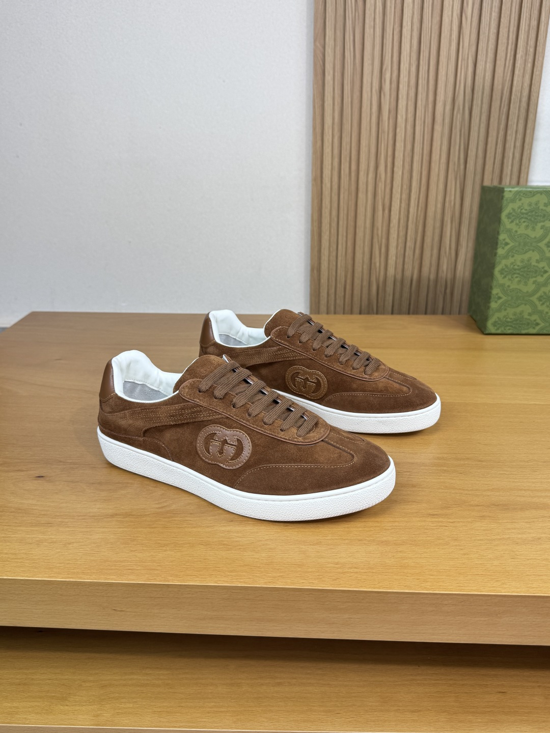 NO:355020,【GUCCI】Gucci - High-end quality original couple outfit casual sports shoes - upper back-fleece calfskin, shoe body sewing brand module, heel injection molding brand logo totem - inner water dyed cowhide - outsole ultralight TPR rubber; molded outsole - ultra high quality control · fine workmanship highlighted (high-end · noble · grade) -Size Men and women's same style 35-44 (female 40, 41, men 45, 46 can be customized)·G0179,,gucci,gucci,cowhide19860909【GUCCI】古驰 -高端品质 原单 情侣装 休闲运动板鞋 -鞋面反绒小牛皮、鞋身车缝品牌模块、后跟注塑品牌logo图腾 -内里水染牛皮 -大底超轻TPR橡胶；成型大底 -超高品控·做工精细凸显(高端·贵气·档次) -Size 男女同款35-44（女40,41,男45,46可订做)·G0179,,gucci,gucci,cowhide,Men's shoes