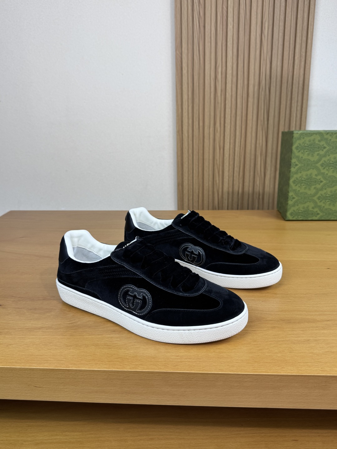 NO:355039,【GUCCI】Gucci - High-end quality original couple outfits casual sports shoes - upper reverse velvet calfskin, brand high mercerized corduroy cloth, shoe body sewing brand module, heel injection molding brand logo totem - inner water dyed cowhide - outsole ultralight TPR rubber; molded sole - ultra high quality control · fine workmanship highlight (high-end · noble · grade) -Size Men and women's same style 35-44 (female 40, 41, men 45, 46 can be customized)·G0179,,gucci,gucci,cowhide19860909【GUCCI】古驰 -高端品质 原单 情侣装 休闲运动板鞋 -鞋面反绒小牛皮、品牌高丝光灯芯绒布匹、鞋身车缝品牌模块、后跟注塑品牌logo图腾 -内里水染牛皮 -大底超轻TPR橡胶；成型大底 -超高品控·做工精细凸显(高端·贵气·档次) -Size 男女同款35-44（女40,41,男45,46可订做)·G0179,,gucci,gucci,cowhide,Men's shoes