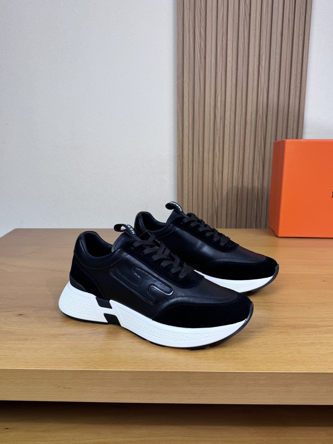 NO:354987,【HERMES】HERMES - High-end quality Original single casual sports shoes - Upper Napa calfskin, high mercerized reverse velvet calfskin, shoe body sewing brand H totem, shoe tongue brand logo webbing - Inner water dyed cowhide - Outsole ultra-light TPU foaming·rubber; Two-color molded sole - Ultra-high quality control·fine workmanship highlighted (high-end·noble·grade) -Size 39-44 (38,45, custom made)·H0118,,hermes,hermes,sneakers,cowhide19860909【 HERMES】爱马仕 -高端品质 原单·休闲运动鞋 -鞋面纳帕小牛皮、高丝光反绒小牛皮、鞋身车缝品牌H图腾、鞋舌品牌logo织带 -内里水染牛皮 -大底超轻TPU发泡·橡胶；双色成型大底 -超高品控·做工精细凸显(高端·贵气·档次) -Size 39-44（38,45,可订做)·H0118,,hermes,hermes,sneakers,cowhide,Men's shoes
