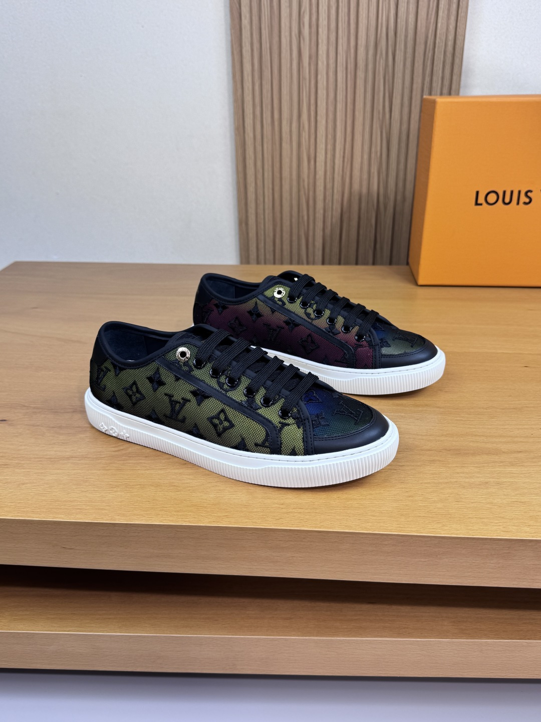 NO:355547,【Louis Vuitton】Louis Vuitton - High-end quality original couple outfit Casual sports shoes - Upper Napa calfskin, brand fantasy canvas cloth. Embroidered brand totem, tongue. Heel; Silk-print brand logo - Inner water dye cowhide, footbed; Brand canvas - Outsole ultra-light TPR·rubber; Formed sole - Ultra-high quality control·fine workmanship highlight (high-end·noble·grade) -Size Men and women's same style 35-44 (female 34, 40, 41, men 45, 46, can be customized)·L0179,,louis vuitton,louis vuitton,cowhide19860909【Louis Vuitton】路易威登 -高端品质 原单 情侣装 休闲运动板鞋 -鞋面纳帕小牛皮、品牌幻彩帆布布匹.刺绣品牌图腾、鞋舌.后跟；丝印品牌Logo -内里水染牛皮,垫脚；品牌帆布 -大底超轻TPR·橡胶；成型大底 -超高品控·做工精细凸显(高端·贵气·档次) -Size 男女同款35-44（女34,40,41,男45,46,可订做)·L0179,,louis vuitton,louis vuitton,cowhide,Men's shoes