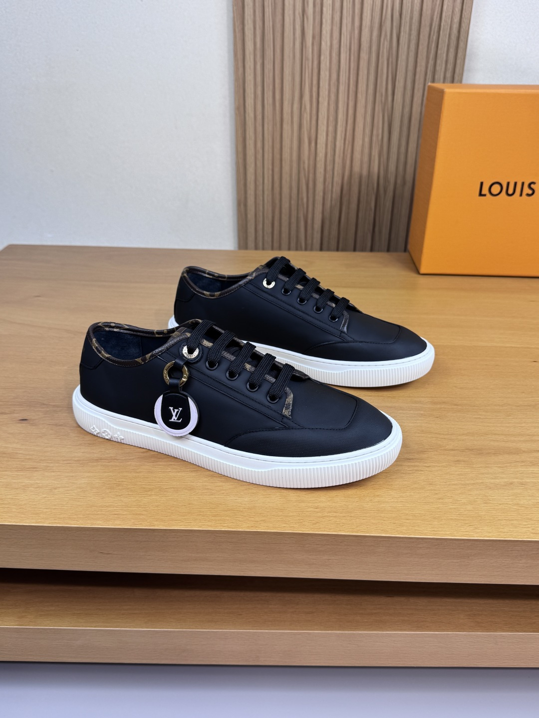 NO:355560,【Louis Vuitton】Louis Vuitton - High-end quality original couple outfit Casual sports shoes - Upper Napa calfskin, shoe body brand metal pendant, tongue. Heel; Silk-print brand logo - Inner water dye cowhide, foot pad; Brand canvas - Outsole ultra-light TPR·rubber; Formed outsole - Ultra-high quality control·fine workmanship highlight (high-end, noble, grade) -Size Men and women's same style 35-44 (female 34, 40, 41, men 45, 46, can be customized)·L0179,,louis vuitton,louis vuitton,cowhide19860909【Louis Vuitton】路易威登 -高端品质 原单 情侣装 休闲运动板鞋 -鞋面纳帕小牛皮、鞋身品牌金属挂件、鞋舌.后跟；丝印品牌Logo -内里水染牛皮,垫脚；品牌帆布 -大底超轻TPR·橡胶；成型大底 -超高品控·做工精细凸显(高端·贵气·档次) -Size 男女同款35-44（女34,40,41,男45,46,可订做)·L0179,,louis vuitton,louis vuitton,cowhide,Men's shoes