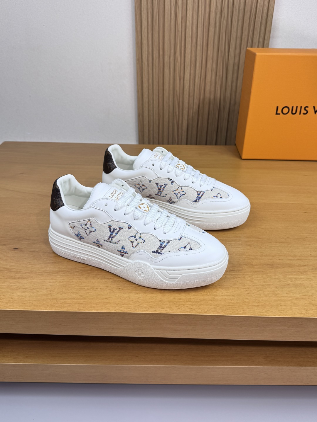 NO:355576,【Louis Vuitton】Louis Vuitton - High-end quality original couple outfit Casual sports shoes - Upper Napa calfskin, shoe body brand canvas. Embroidery brand totem, shoe tongue. Silk-print brand logo - Inner water dye cowhide, foot pad; Brand canvas - Outsole ultra-light TPR·rubber; molded outsole - Ultra-high quality control·fine workmanship highlight (high-end, noble, grade) -Size Men and women's same style 35-44 (female 34, 40, 41, men 45, 46, can be customized)·L0179,,louis vuitton,louis vuitton,cowhide19860909【Louis Vuitton】路易威登 -高端品质 原单 情侣装 休闲运动板鞋 -鞋面纳帕小牛皮、鞋身品牌帆布.刺绣品牌图腾、鞋舌.丝印品牌Logo -内里水染牛皮,垫脚；品牌帆布 -大底超轻TPR·橡胶；成型大底 -超高品控·做工精细凸显(高端·贵气·档次) -Size 男女同款35-44（女34,40,41,男45,46,可订做)·L0179,,louis vuitton,louis vuitton,cowhide,Men's shoes