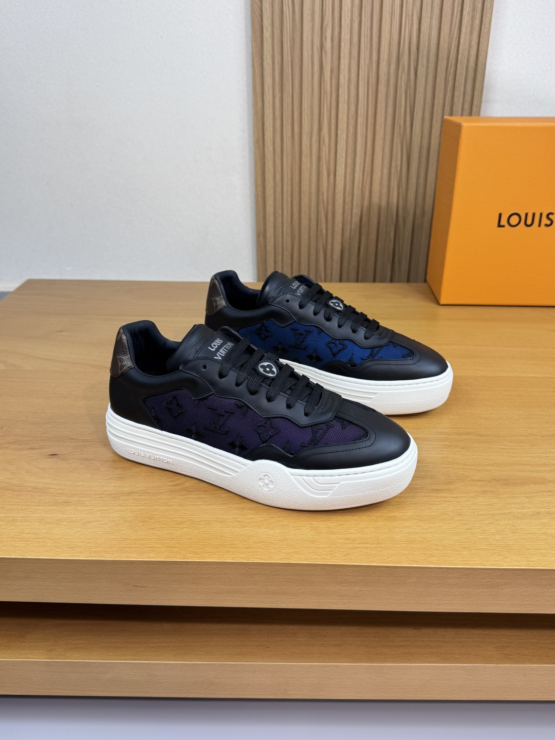 NO:355454,【Louis Vuitton】Louis Vuitton - High-end quality original couple outfit Casual sports shoes - Upper Napa calfskin, shoe body brand fantasy canvas. Embroidery brand totem, shoe tongue. Silk-print brand logo - Inner water dye cowhide, foot pad; Brand canvas - Outsole ultra-light TPR·rubber; molded outsole - Ultra-high quality control·fine workmanship highlight (high-end, noble, grade) -Size Men and women's same style 35-44 (female 34, 40, 41, men 45, 46, can be customized)·L0179,,louis vuitton,louis vuitton,cowhide19860909【Louis Vuitton】路易威登 -高端品质 原单 情侣装 休闲运动板鞋 -鞋面纳帕小牛皮、鞋身品牌幻彩帆布.刺绣品牌图腾、鞋舌.丝印品牌Logo -内里水染牛皮,垫脚；品牌帆布 -大底超轻TPR·橡胶；成型大底 -超高品控·做工精细凸显(高端·贵气·档次) -Size 男女同款35-44（女34,40,41,男45,46,可订做)·L0179,,louis vuitton,louis vuitton,cowhide,Men's shoes