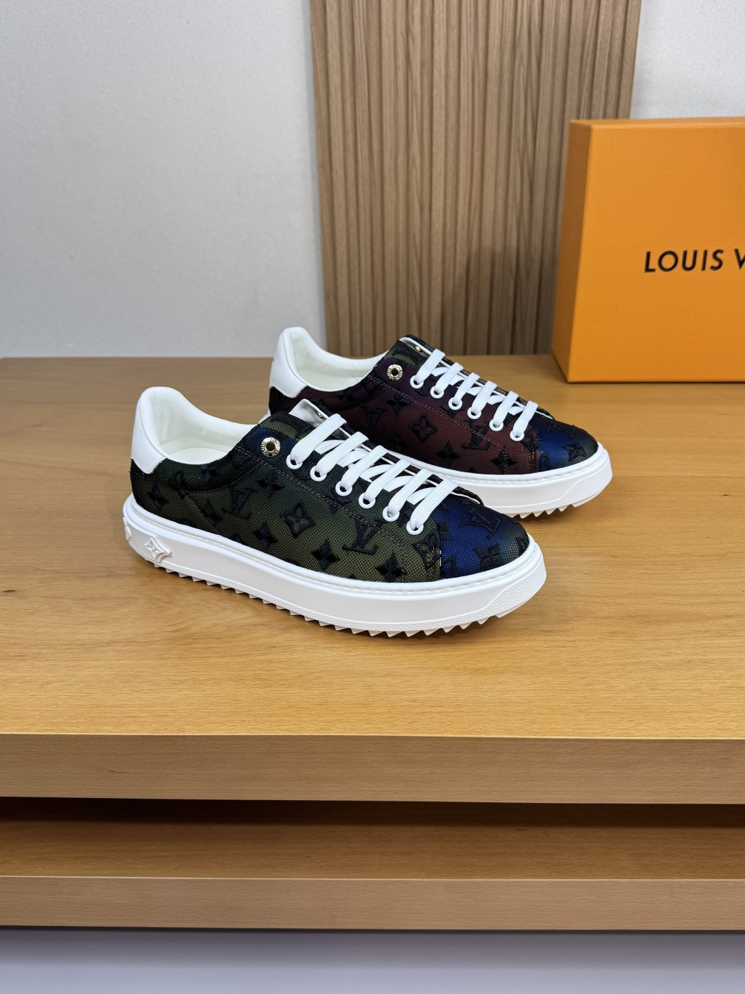 NO:355481,【Louis Vuitton】Louis Vuitton - High-end quality original couple outfit Casual sports shoes - Upper Napa calfskin, shoe body brand fantasy canvas. Embroidered brand totem, heel. Silk-print brand logo - Inner water dye cowhide, footbed; Brand canvas - Outsole ultra-light TPR·rubber; molded outsole - Ultra-high quality control·fine workmanship highlight (high-end, noble, grade) -Size Men and women's same style 35-44 (female 34, 40, 41, men 45, 46, can be customized)·L0179,,louis vuitton,louis vuitton,cowhide19860909【Louis Vuitton】路易威登 -高端品质 原单 情侣装 休闲运动板鞋 -鞋面纳帕小牛皮、鞋身品牌幻彩帆布.刺绣品牌图腾、后跟.丝印品牌Logo -内里水染牛皮,垫脚；品牌帆布 -大底超轻TPR·橡胶；成型大底 -超高品控·做工精细凸显(高端·贵气·档次) -Size 男女同款35-44（女34,40,41,男45,46,可订做)·L0179,,louis vuitton,louis vuitton,cowhide,Men's shoes