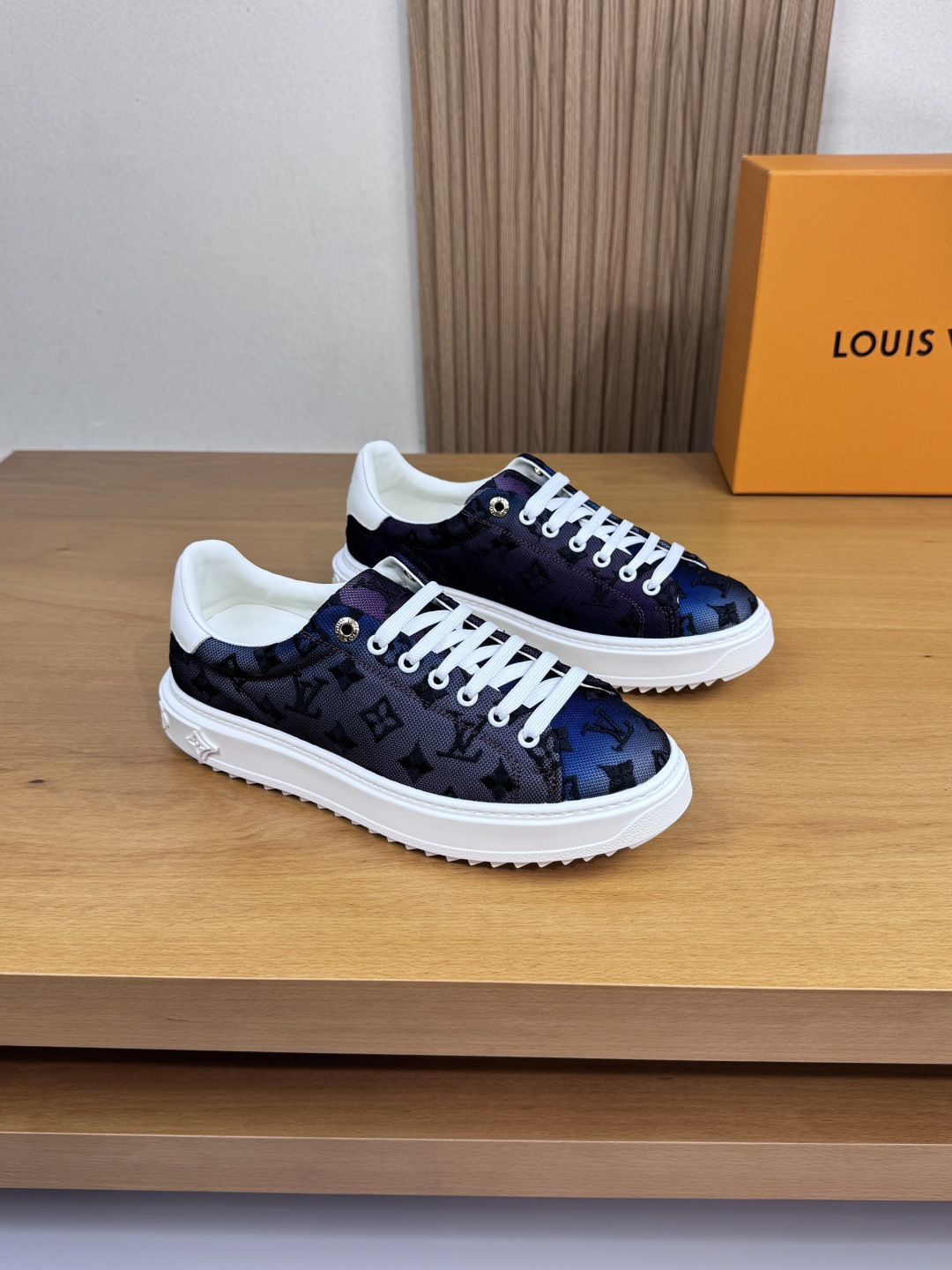 NO:355495,【Louis Vuitton】Louis Vuitton - High-end quality original couple outfit Casual sports shoes - Upper Napa calfskin, shoe body brand fantasy canvas. Embroidery brand totem, heel. Silk-print brand logo - Inner water dye cowhide - Outsole ultra-light TPR·rubber; molded outsole - Ultra-high quality control·fine workmanship highlight (high-end, noble, grade) -Size Men and women's same style 35-44 (female 34, 40, 41, men 45, 46, can be customized)·L0179,,louis vuitton,louis vuitton,cowhide19860909【Louis Vuitton】路易威登 -高端品质 原单 情侣装 休闲运动板鞋 -鞋面纳帕小牛皮、鞋身品牌幻彩帆布.刺绣品牌图腾、后跟.丝印品牌Logo -内里水染牛皮 -大底超轻TPR·橡胶；成型大底 -超高品控·做工精细凸显(高端·贵气·档次) -Size 男女同款35-44（女34,40,41,男45,46,可订做)·L0179,,louis vuitton,louis vuitton,cowhide,Men's shoes