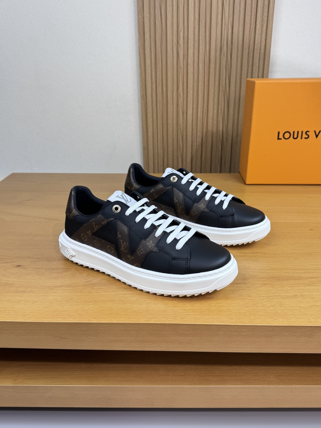 NO:355509,【Louis Vuitton】Louis Vuitton - High-end quality original couple outfit Casual sports shoes - Upper Napa calf leather, shoe body brand totem PVC leather, heel. Silk-print brand logo - Inner water dyed cowhide - Outsole ultra-light TPR·rubber; molded outsole - Ultra-high quality control·fine workmanship highlighted (high-end, noble, grade) -Size Men and women's same style 35-44 (female 34, 40, 41, men 45, 46, can be customized)·L0179,,louis vuitton,louis vuitton,cowhide19860909【Louis Vuitton】路易威登 -高端品质 原单 情侣装 休闲运动板鞋 -鞋面纳帕小牛皮、鞋身品牌图腾PVC皮料、后跟.丝印品牌Logo -内里水染牛皮 -大底超轻TPR·橡胶；成型大底 -超高品控·做工精细凸显(高端·贵气·档次) -Size 男女同款35-44（女34,40,41,男45,46,可订做)·L0179,,louis vuitton,louis vuitton,cowhide,Men's shoes