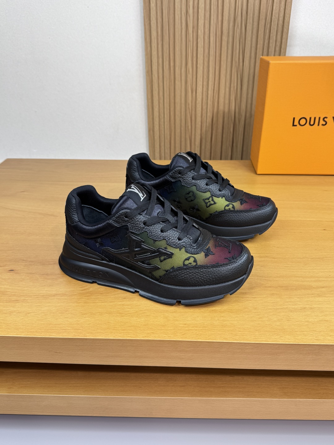 NO:355523,【Louis Vuitton】Louis Vuitton - High-end quality original couple outfit casual sports shoes - upper lychew calfskin, shoe body brand fantasy canvas. Shoe body sewing brand totem module, heel. Silk-print brand logo - inner lining brand canvas - outsole ultralight TPU foaming·rubber; molded outsole - ultra high quality control·fine workmanship highlight (high-end·noble·grade) -Size Men and women's same style 35-44 (female 34, 40, 41, men 45, 46, can be customized)·L0179,,louis vuitton,louis vuitton,cowhide19860909【Louis Vuitton】路易威登 -高端品质 原单 情侣装 休闲运动板鞋 -鞋面荔纹小牛皮、鞋身品牌幻彩帆布.鞋身车缝品牌图腾模块、后跟.丝印品牌Logo -内里品牌帆布 -大底超轻TPU发泡·橡胶；成型大底 -超高品控·做工精细凸显(高端·贵气·档次) -Size 男女同款35-44（女34,40,41,男45,46,可订做)·L0179,,louis vuitton,louis vuitton,cowhide,Men's shoes