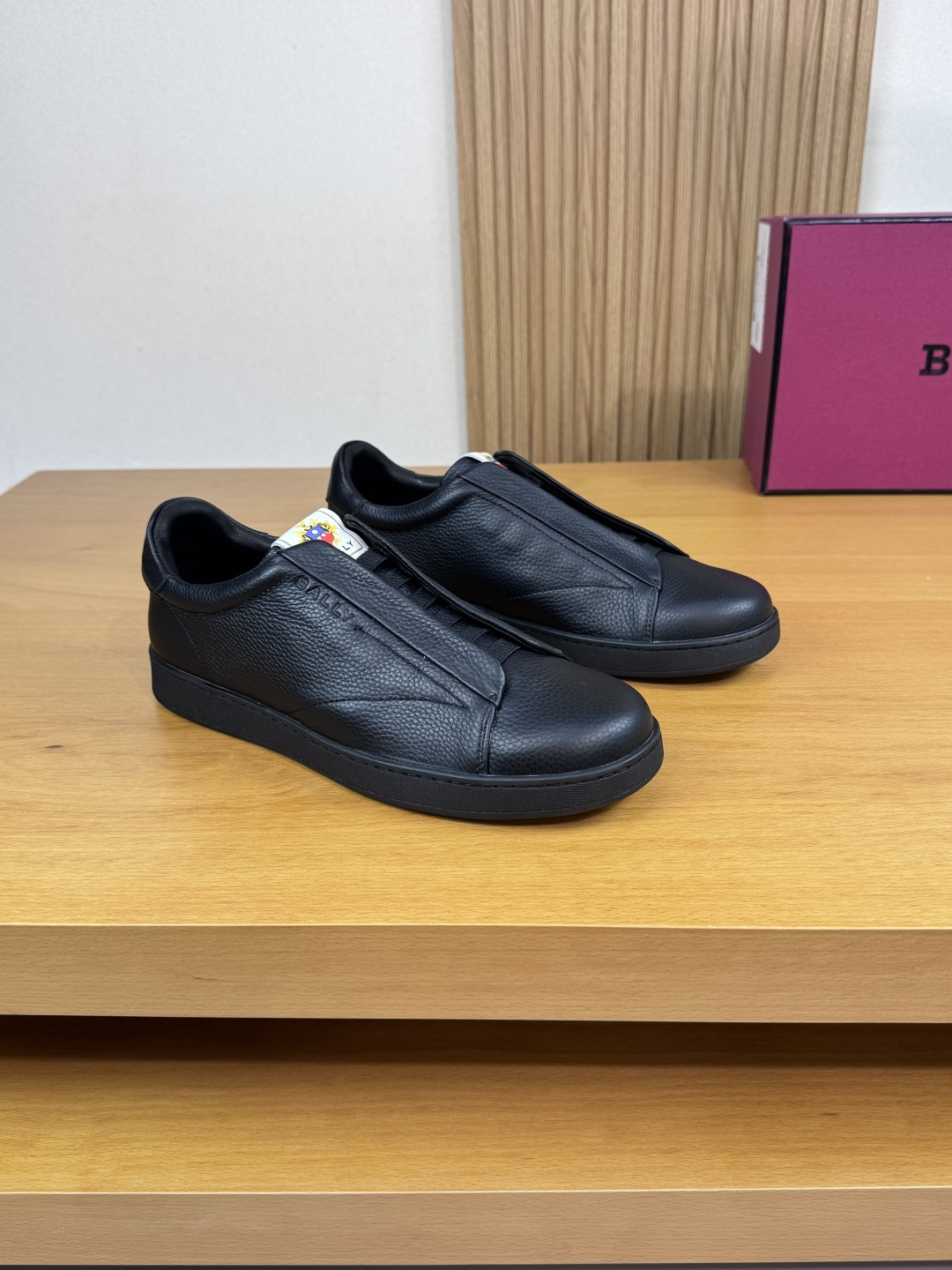 NO:355568,【BALLY】Barley - High-end quality Original single · Casual sports shoes - Upper lit calfskin, shoe body, heel, air compressed LOGO brand, shoe tongue. Color printing brand logo - Inner water dyed cowhide - Outsole ultra-light TPR·rubber; molded outsole - Ultra-high quality control · fine workmanship highlighted (high-end · noble·grade) -Size 38-44 (45, custom made)·BL0372,,bally,cowhide19860909【BALLY】巴利  -高端品质 原单·休闲运动板鞋 -鞋面荔纹小牛皮、鞋身.后跟.空压LOGO品牌、鞋舌.彩印品牌logo -内里水染牛皮 -大底超轻TPR·橡胶；成型大底 -超高品控·做工精细凸显(高端·贵气·档次) -Size 38-44（45,可订做)·BL0372,,bally,cowhide,Men's shoes