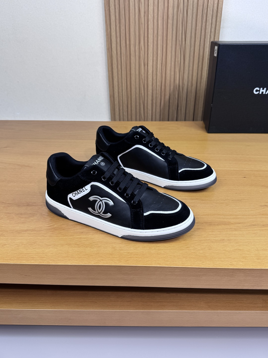 NO:356259,【CHANEL】Chanel - High-end quality Original single · Casual sports shoes - Upper Napa calfskin, reverse velvet calfskin, shoe body Silk-printed high Zhoubo brand totem - Neil brand canvas, foot pads; Water dye cowhide - Outsole ultralight TPR·rubber; Two-color molded sole - Ultra-high quality control·fine workmanship highlights (high-end, noble, grade) -Size 39-44 (38,45, custom made)·CN0126,,chanel,chanel,cowhide19860909【 CHANEL】香奈儿 -高端品质 原单·休闲运动板鞋 -鞋面纳帕小牛皮、反绒小牛皮、鞋身丝印高周波品牌图腾 -内里品牌帆布,垫脚；水染牛皮 -大底超轻TPR·橡胶；双色成型大底 -超高品控·做工精细凸显(高端·贵气·档次) -Size 39-44（38,45,可订做)·CN0126,,chanel,chanel,cowhide,Men's shoes