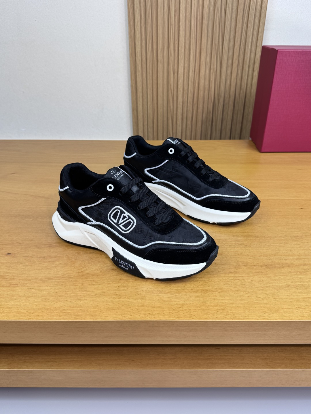 NO:356276,【VALENTION】 Valentino - High-end quality Original single casual sports shoes - Upper Napa calfskin, reverse velvet calfskin, shoe body brand camouflage canvas, shoe body car edge craft, sewing sewing brand totem plastic module - Inner brand canvas, foot pads; water dye cowhide - Outsole ultralight TPU foaming·rubber; Two-color molded sole - Ultra-high quality control·fine workmanship highlighting (high-end·noble·grade) -Size39-44 (38,45, custom made)·VL0126,,valentino,valentino,sneakers,cowhide19860909【VALENTION】华伦天奴 -高端品质 原单·休闲运动鞋 -鞋面纳帕小牛皮、反绒小牛皮、鞋身品牌迷彩帆布、鞋身车引边工艺、车缝车缝品牌图腾塑胶模块 -内里品牌帆布,垫脚；水染牛皮 -大底超轻TPU发泡·橡胶；双色成型大底 -超高品控·做工精细凸显(高端·贵气·档次) -Size39-44（38,45,可订做)·VL0126,,valentino,valentino,sneakers,cowhide,Men's shoes