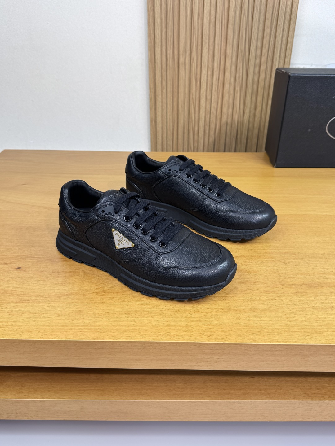 NO:356335,【PRADA】Prada - High-end quality Original single · Casual sports shoes - Imported upper lit pattern calfskin, shoe body sewing brand metal fastener, tongue, heel. Air compressor brand LOGO perfect splicing - Inner water dye cowhide - Outsole ultra-light TPU foaming·rubber; Two-color molded sole - Ultra-high quality control·fine workmanship highlighted (high-end, noble, grade) -Size 38-44 (45, custom made)·PRD0372,,prada,prada,sneakers,cowhide19860909【PRADA】普拉达 -高端品质 原单·休闲运动鞋 -鞋面进口荔纹小牛皮、鞋身车缝品牌金属扣件、鞋舌.后跟.空压品牌LOGO完美拼接 -内里水染牛皮 -大底超轻TPU发泡·橡胶；双色成型大底 -超高品控·做工精细凸显(高端·贵气·档次) -Size 38-44（45,可订做)·PRD0372,,prada,prada,sneakers,cowhide,Men's shoes