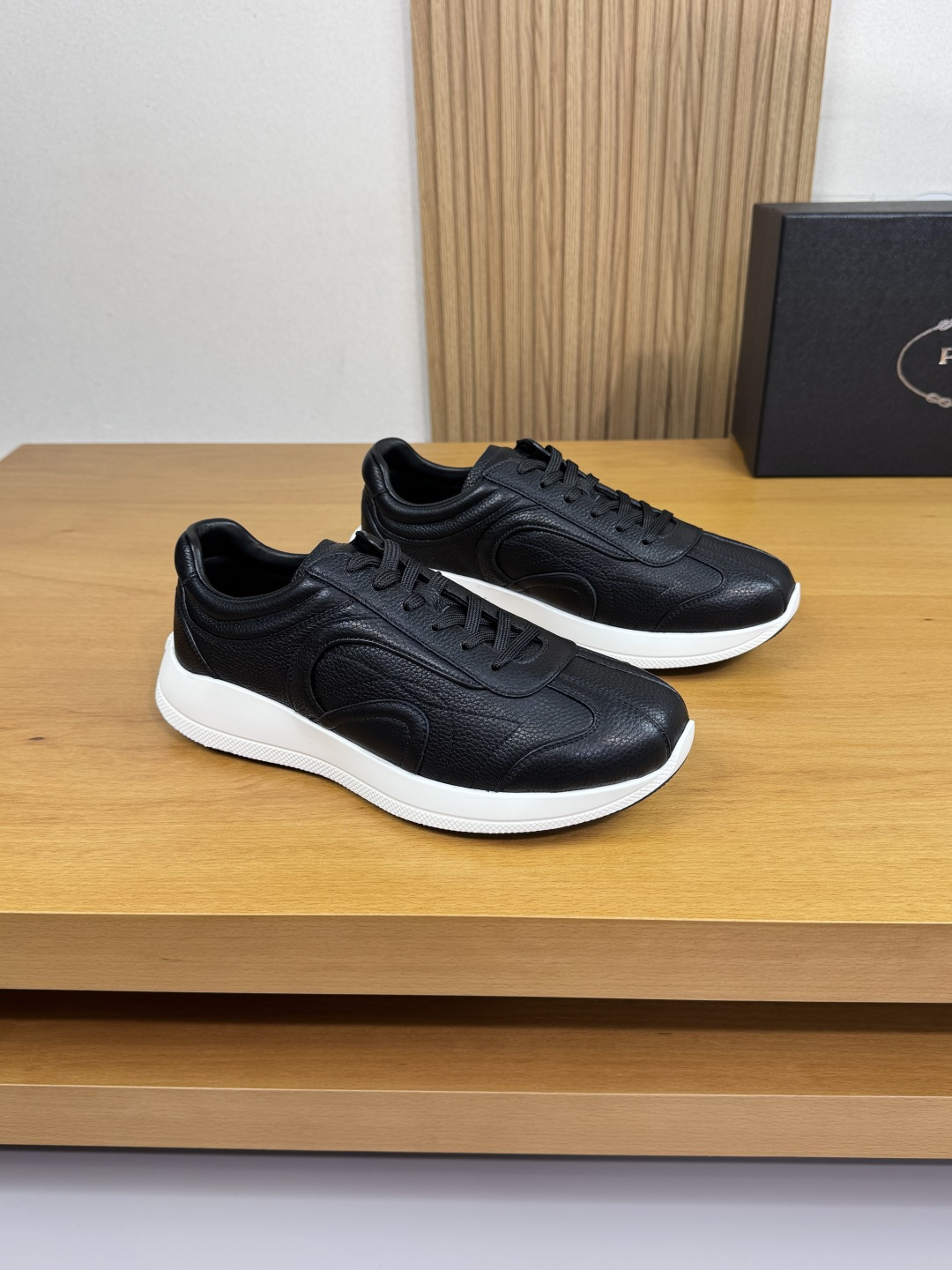 NO:356903,【PRADA】Prada - High-end quality Original single · Casual sports shoes - Imported lit-patterned calfskin on the upper, body stitching, and tongue. Air compressor brand LOGO perfect splicing - Inner water dyed cowhide - Outsole ultra-light TPU foaming·rubber; Two-color molded sole - Ultra-high quality control·fine workmanship highlighted (high-end, noble, grade) -Size 38-44 (45, custom made)·PRD0372,,prada,prada,sneakers,cowhide19860909【PRADA】普拉达 -高端品质 原单·休闲运动鞋 -鞋面进口荔纹小牛皮、鞋身车缝线、鞋舌.空压品牌LOGO完美拼接 -内里水染牛皮 -大底超轻TPU发泡·橡胶；双色成型大底 -超高品控·做工精细凸显(高端·贵气·档次) -Size 38-44（45,可订做)·PRD0372,,prada,prada,sneakers,cowhide,Men's shoes