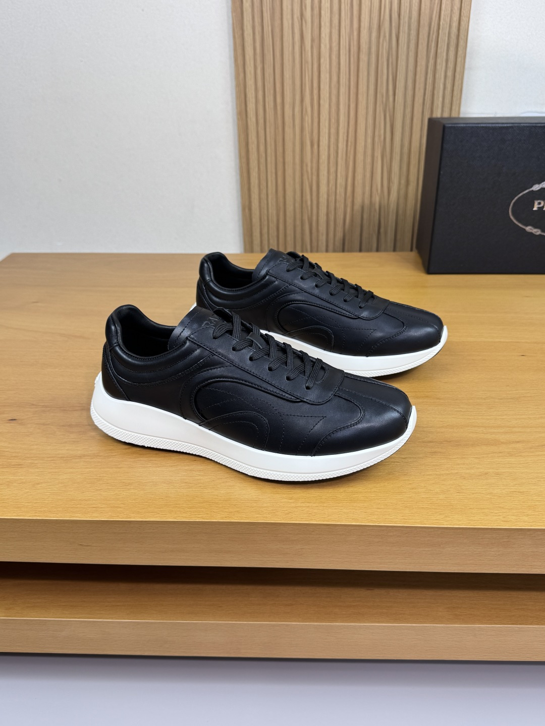 NO:356918,【PRADA】Prada - High-end quality Original single casual sports shoes - Imported upper Napa calfskin, shoe body sewing, shoe tongue. Air compressor brand LOGO perfect splicing - Inner water dyed cowhide - Outsole ultra-light TPU foaming·rubber; Two-color molded outsole - Ultra-high quality control·fine workmanship highlighted (high-end, noble, grade) -Size 38-44 (45, custom made)·PRD0372,,prada,prada,sneakers,cowhide19860909【PRADA】普拉达 -高端品质 原单·休闲运动鞋 -鞋面进口纳帕小牛皮、鞋身车缝线、鞋舌.空压品牌LOGO完美拼接 -内里水染牛皮 -大底超轻TPU发泡·橡胶；双色成型大底 -超高品控·做工精细凸显(高端·贵气·档次) -Size 38-44（45,可订做)·PRD0372,,prada,prada,sneakers,cowhide,Men's shoes
