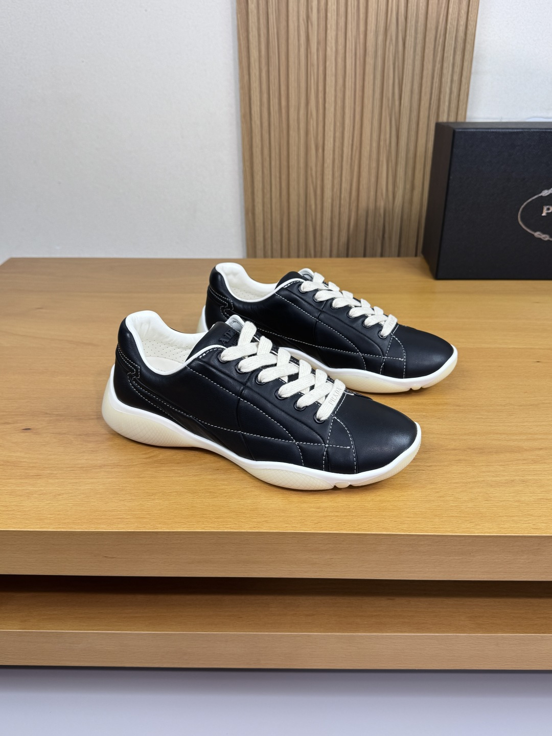 NO:356932,【PRADA】Prada - High-end quality Original single · Casual sports shoes - Imported upper Napa calfskin, shoe body stitching, shoe tongue. Injection molding brand LOGO perfect splicing - Inner water dyed cowhide - Outsole ultralight TPU foaming·rubber; Two-color molded outsole - Ultra-high quality control·fine workmanship highlighted (high-end, noble, grade) -Size 39-44 (38,45, custom made)·PRD0234,,prada,prada,sneakers,cowhide19860909【PRADA】普拉达 -高端品质 原单·休闲运动鞋 -鞋面进口纳帕小牛皮、鞋身内合车缝线、鞋舌.注塑品牌LOGO完美拼接 -内里水染牛皮 -大底超轻TPU发泡·橡胶；双色成型大底 -超高品控·做工精细凸显(高端·贵气·档次) -Size 39-44（38,45,可订做)·PRD0234,,prada,prada,sneakers,cowhide,Men's shoes