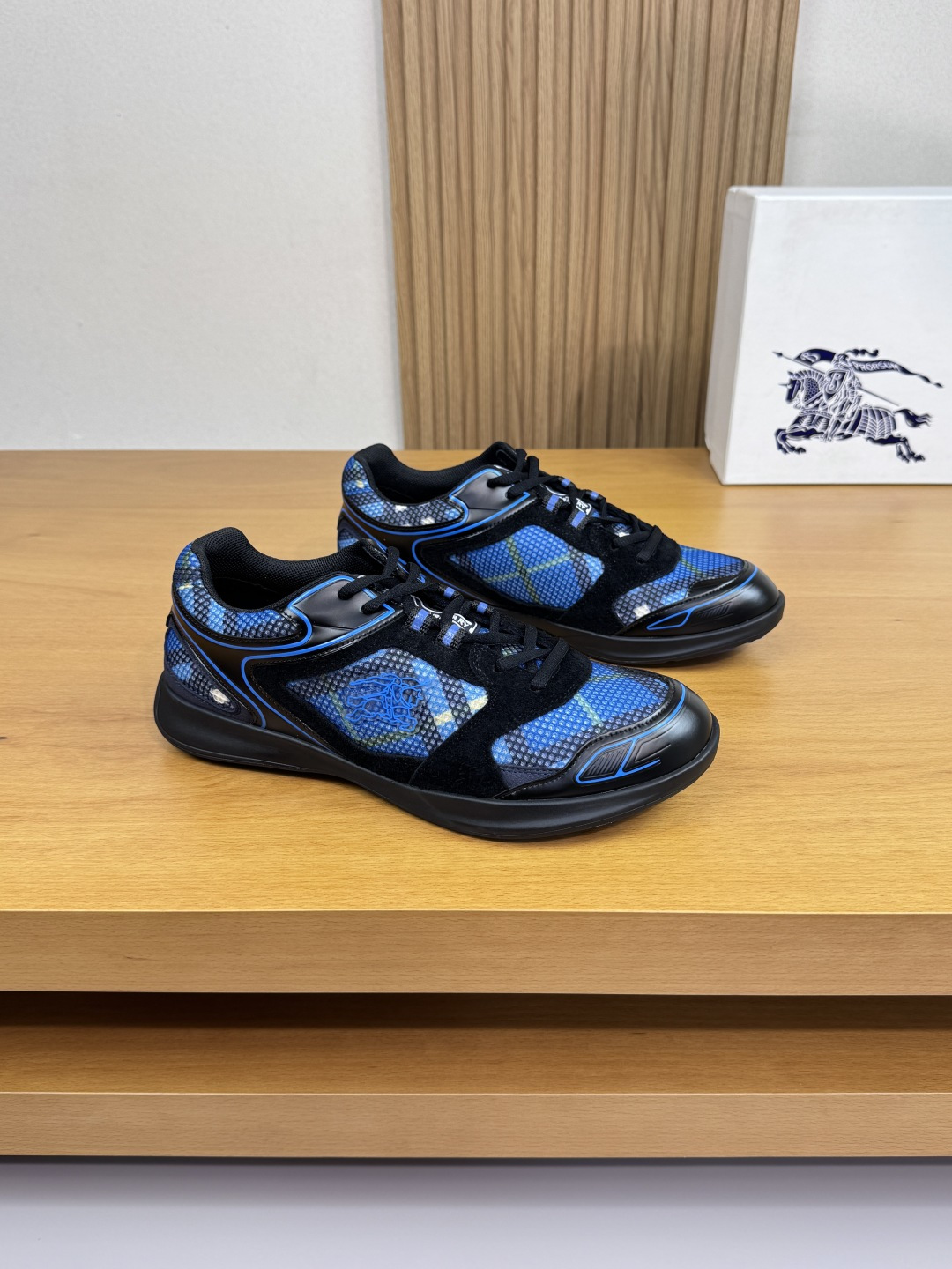 NO:356944,【BURBERRY】Burberry - High-end quality Original single · Casual sports shoes - Upper imported reverse velvet calfskin, environmentally friendly leather color printing brand totem, brand totem high mercerized canvas, shoe body, tongue. Injection molding brand LOGO - Inner brand canvas, foot pads; water dyed cowhide - Ultra-light TPR·rubber; Two-color molded sole - Ultra-high quality control · fine workmanship highlighted (high-end · noble · grade) -Size 39-44 (38, 45, custom made)·BB0234,,burberry,burberry,cowhide19860909【 BURBERRY】巴宝莉  -高端品质 原单·休闲运动板鞋 -鞋面进口反绒小牛皮、环保皮彩印品牌图腾、品牌图腾高丝光帆布、鞋身.鞋舌.注塑品牌LOGO -内里品牌帆布,垫脚；水染牛皮 -大底超轻TPR·橡胶; 双色成型大底 -超高品控·做工精细凸显(高端·贵气·档次) -Size 39-44（38,45,可订做)·BB0234,,burberry,burberry,cowhide,Men's shoes