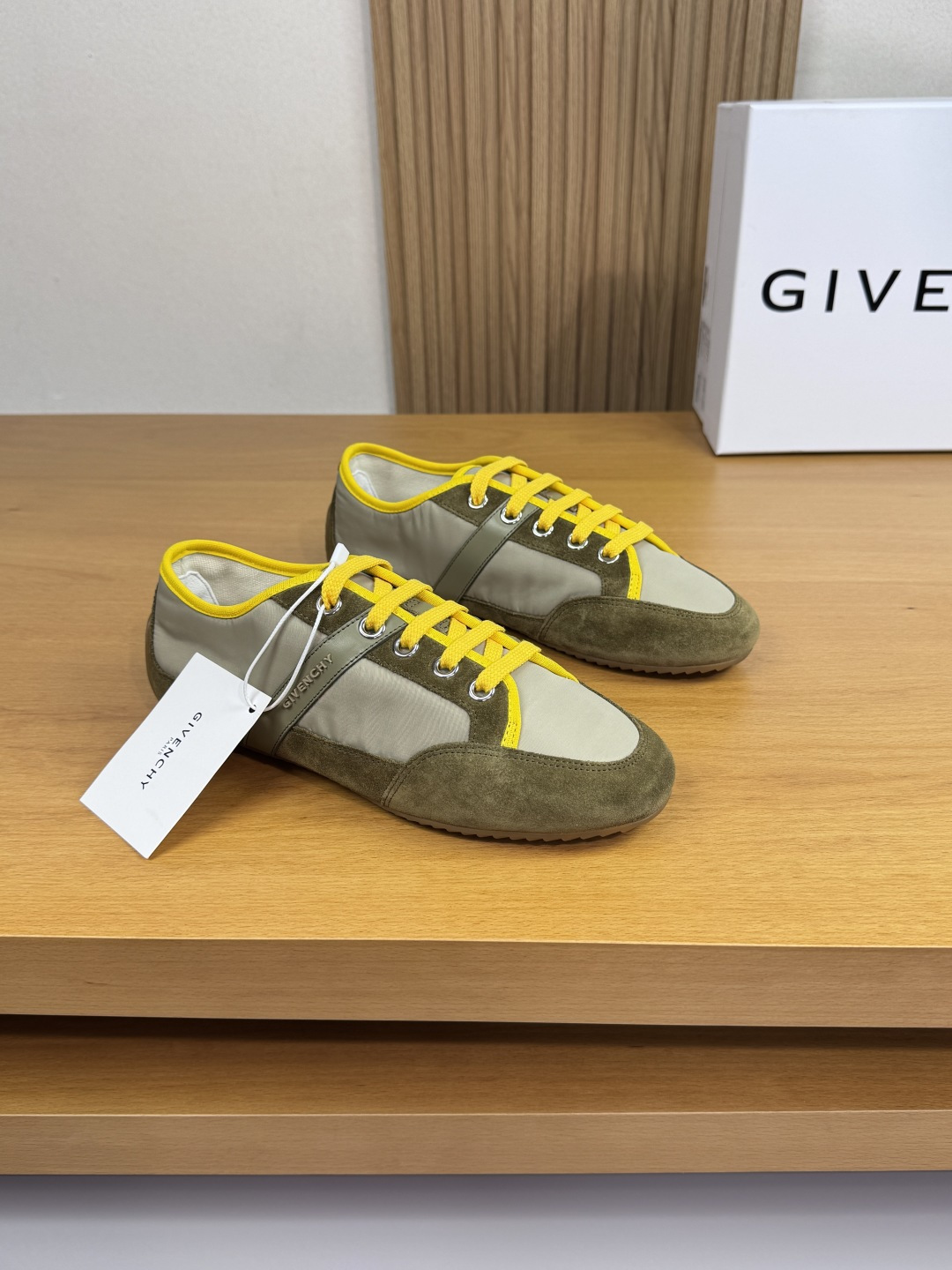 NO:356958,【GIVENCHY】Givenchy - High-end quality Original single casual sneakers - Upper; Napa calfskin, reverse velvet calfskin, shoe body. Injection molding brand logo - Inner water dyed cowhide - Outsole ultra-light TPR·rubber; Formed outsole - Ultra-high quality control, fine workmanship highlighted (high-end, noble, grade) -Size 39-44 (38,45, custom made)·G0137,, givennchy, given, sneakers, cowhide19860909【GIVENCHY】纪梵希 -高端品质 原单·休闲运动鞋 -鞋面；纳帕小牛皮、反绒小牛皮、鞋身.注塑品牌logo -内里水染牛皮 -大底超轻TPR·橡胶; 成型大底 -超高品控·做工精细凸显(高端·贵气·档次) -Size 39-44（38,45,可订做)·G0137,,givenchy,givenchy,sneakers,cowhide,Men's shoes