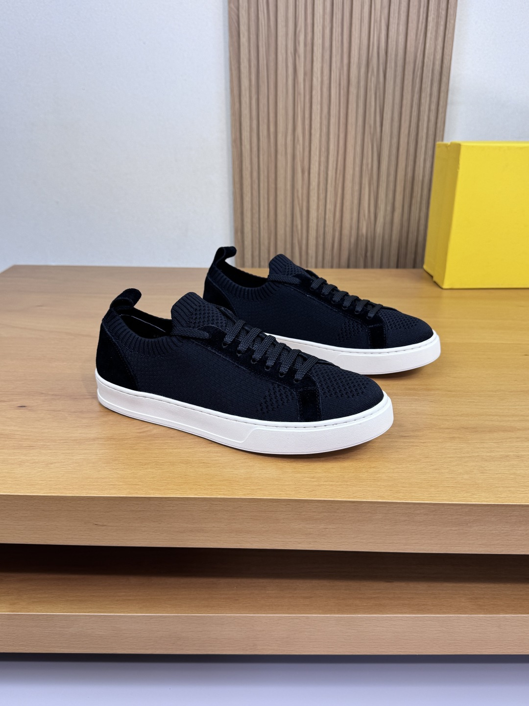 NO:357260,【DOUCAL'S】DuCals - High-end quality Original single · Casual sports shoes - Upper reverse velvet calfskin, brand totem fly knit (knitted) cloth, heel contrasting color mark line embellishment - Inner water dyed cowhide - Outsole original ultra-light TPR rubber; molded outsole - Ultra-high quality control · Fine workmanship highlighted (high-end · noble · grade) -Size 39-44 (38, 45, custom made)·DCS3258,,sneakers,cowhide19860909【DOUCAL'S】杜卡尔斯 -高端品质 原单·休闲运动鞋 -鞋面反绒小牛皮、品牌图腾飞织(针织)布匹、后跟撞色马克线点缀 -内里水染牛皮 -大底原版超轻TPR橡胶；成型大底 -超高品控·做工精细凸显(高端·贵气·档次) -Size 39-44（38,45,可订做)·DCS3258,,sneakers,cowhide,Men's shoes