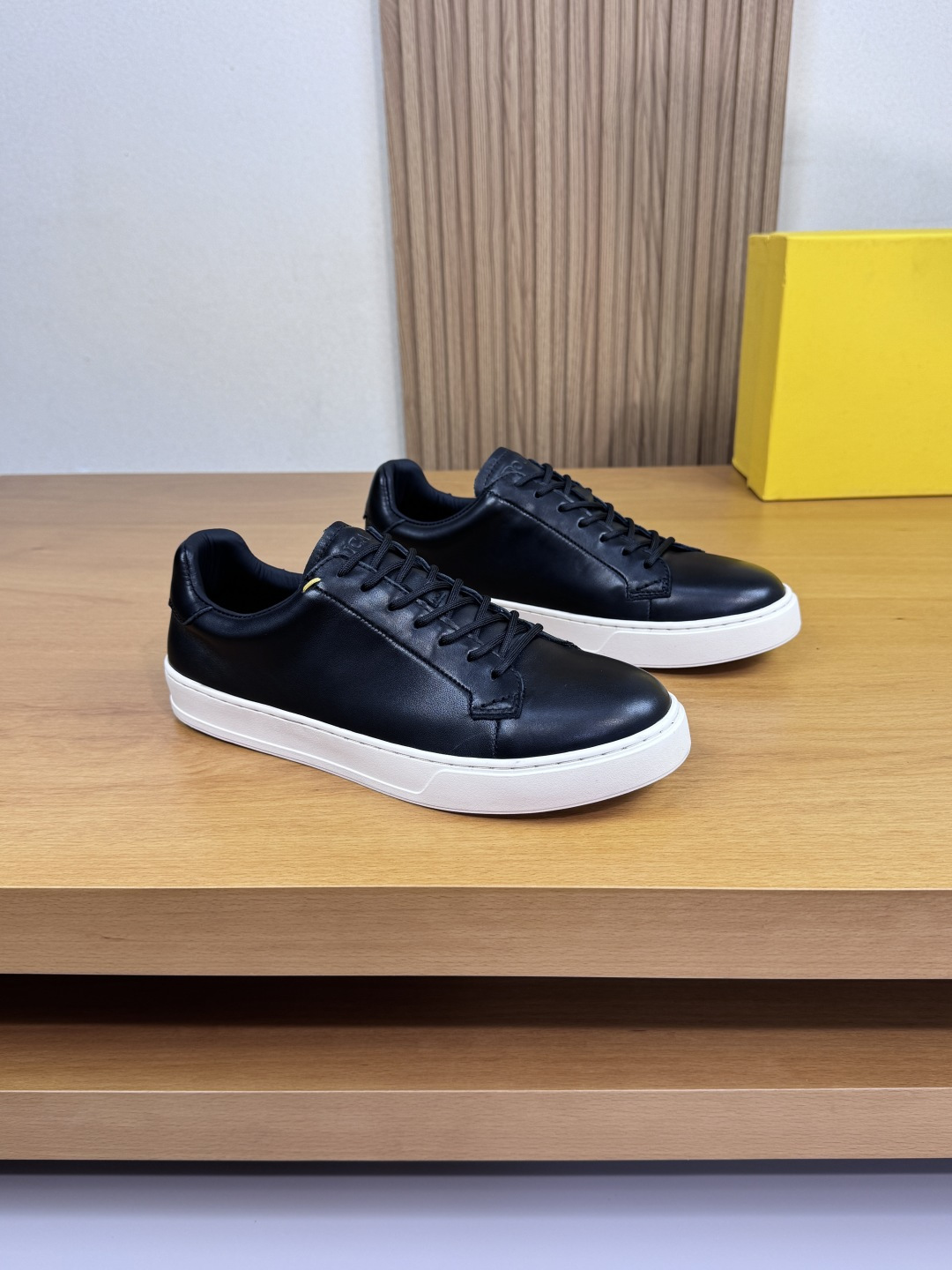 NO:357290,【DOUCAL'S】DuCals - High-end quality Original single · Casual sports shoes - Upper Napa calfskin, shoe ears. Heel · Contrast color mark line embellishment - Inner water dyed cowhide - Outsole original ultra-light TPR rubber; molded outsole - Ultra-high quality control · Fine workmanship highlighted (high-end · noble · grade) -Size 39-44 (38, 45, custom made)·DCS3258,,sneakers,cowhide19860909【DOUCAL'S】杜卡尔斯 -高端品质 原单·休闲运动鞋 -鞋面纳帕小牛皮、鞋耳.后跟·撞色马克线点缀 -内里水染牛皮 -大底原版超轻TPR橡胶；成型大底 -超高品控·做工精细凸显(高端·贵气·档次) -Size 39-44（38,45,可订做)·DCS3258,,sneakers,cowhide,Men's shoes