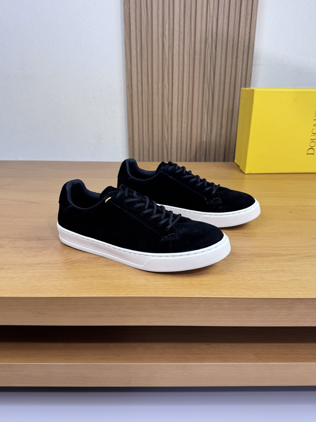 NO:357278,【DOUCAL'S】DuCals - High-end quality Original single · Casual sports shoes - Upper reverse velvet calfskin, shoe ears. Heel · Contrast color mark line embellishment - Inner water dyed cowhide - Outsole original ultra-light TPR rubber; molded outsole - Ultra-high quality control · Fine workmanship highlighted (high-end · noble · grade) -Size 39-44 (38, 45, custom made)·DCS3258,,sneakers,cowhide19860909【DOUCAL'S】杜卡尔斯 -高端品质 原单·休闲运动鞋 -鞋面反绒小牛皮、鞋耳.后跟·撞色马克线点缀 -内里水染牛皮 -大底原版超轻TPR橡胶；成型大底 -超高品控·做工精细凸显(高端·贵气·档次) -Size 39-44（38,45,可订做)·DCS3258,,sneakers,cowhide,Men's shoes