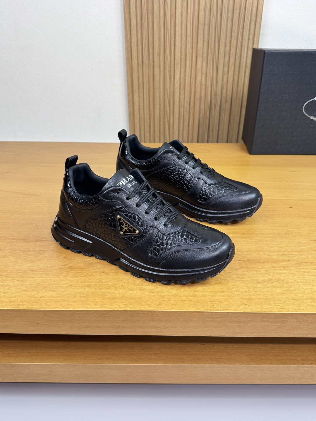 NO:357182,【PRADA】Prada - High-end quality Original single casual sports shoes - Imported upper Napa calfskin, stone pattern calfskin, shoe body sewing brand metal fastener, shoe tongue silk screen high Zhoubo brand LOGO - Inner water dyed cowhide - Outsole ultra-light TPU foaming·rubber; two-color molded sole - Ultra-high quality control·fine workmanship, highlighting (high-end·noble·grade) -Size 39-44 (38,45, custom made)·0118,,prada,prada,sneakers,cowhide19860909【PRADA】普拉达 -高端品质 原单·休闲运动鞋 -鞋面进口纳帕小牛皮、石头纹小牛皮、鞋身车缝品牌金属扣件、鞋舌丝印高周波品牌LOGO -内里水染牛皮 -大底超轻TPU发泡·橡胶；双色成型大底 -超高品控·做工精细,凸显(高端·贵气·档次) -Size 39-44（38,45,可定做)·0118,,prada,prada,sneakers,cowhide,Men's shoes