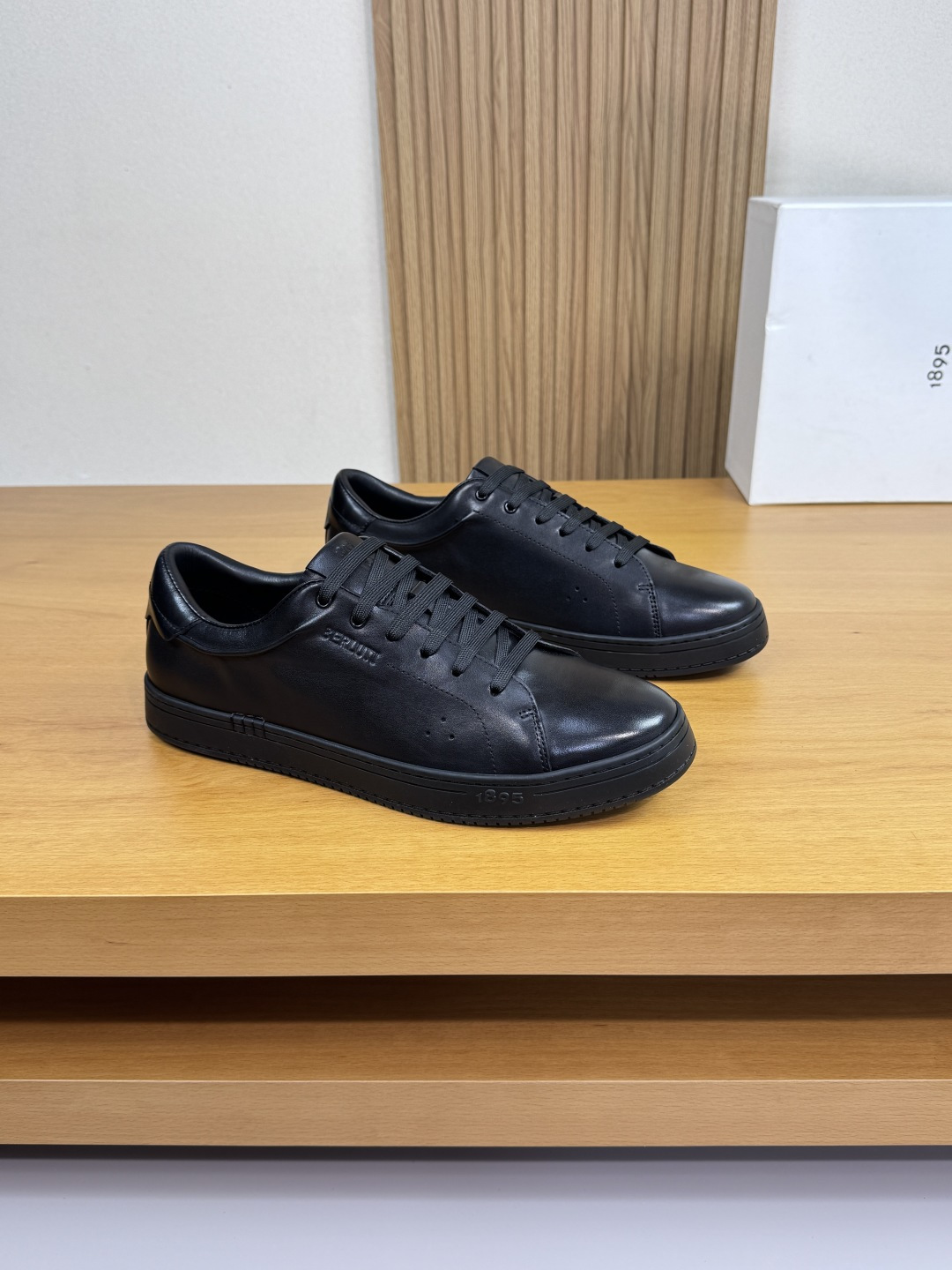 NO:510900,【Berluti】Berluti (Bruti) - High-end quality Original single casual sports shoes - Imported Napa calfskin on the upper. Pure hand-made color-changing technology, shoe body, shoe tongue. Air compressor brand LOGO - Inner water dye cowhide - Outsole ultra-light TPR·rubber; molded sole - Ultra-high quality control·fine workmanship highlights (high-end, noble, grade) -Size 39-45 (38,46, custom-made)·B0678,,cowhide19860909【 Berluti】伯尔鲁帝(布鲁提) -高端品质 原单·休闲运动板鞋 -鞋面进口纳帕小牛皮.纯手工改色工艺、鞋身.鞋舌.空压品牌LOGO -内里水染牛皮 -大底超轻TPR·橡胶；成型大底 -超高品控·做工精细凸显( 高端·贵气·档次 ) -Size 39-45（38,46,可订做)·B0678,,cowhide,Men's shoes