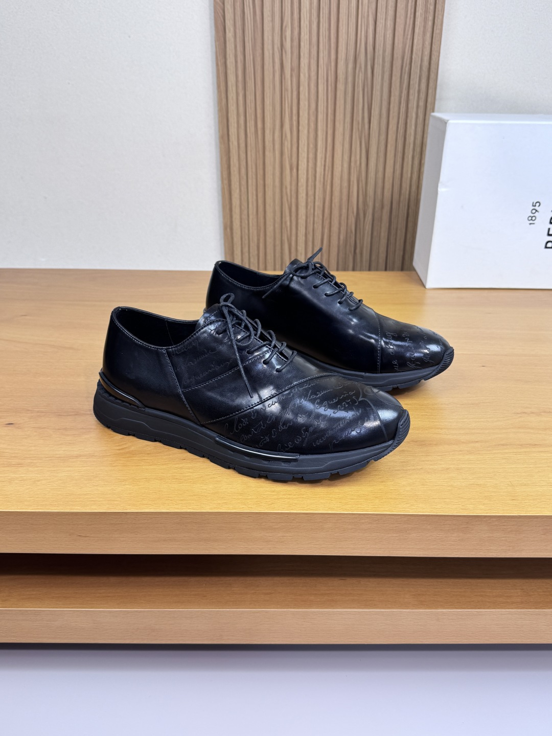 NO:510870,【Berluti】Berluti (Bruti) - High-end quality Original single casual sports shoes - Imported Napa calfskin on the upper. Pure hand-made color-changing laser brand totem craftsmanship and shoe tongue. Air compressor brand LOGO - Inner water dyed cowhide - Outsole ultra-light TPU foaming·rubber; Two-color molded sole - Ultra-high quality control·fine workmanship highlights (high-end, noble, grade) -Size 39-45 (38,46, custom-made)·B0678,,cowhide19860909【 Berluti】伯尔鲁帝(布鲁提) -高端品质 原单·休闲运动板鞋 -鞋面进口纳帕小牛皮.纯手工改色激光品牌图腾工艺、鞋舌.空压品牌LOGO -内里水染牛皮 -大底超轻TPU发泡·橡胶；双色成型大底 -超高品控·做工精细凸显( 高端·贵气·档次 ) -Size 39-45（38,46,可订做)·B0678,,cowhide,Men's shoes