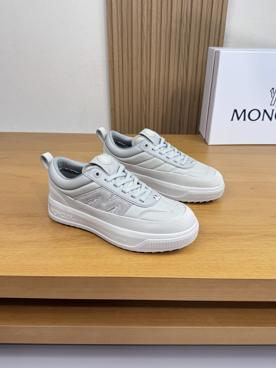 NO:510877,【MONCLER】Mongkelai (blind) - High-end quality Original single · Casual sports shoes - Upper; Imported super soft sheepskin, calfskin inside, shoe body sewing brand M module, shoe tongue sewing brand plastic logo - Inner water dye cowhide - Outsole ultra light TPR. Rubber; Two-color molded outsole - Ultra-high quality control · Fine workmanship highlighting (high-end · noble · grade) -Size 39-44 (38, 45, custom made) ·MC03858,,Moncler,Moncler,sneakers,cowhide,sheepskin19860909【MONCLER】盟可睐(蒙口) -高端品质 原单·休闲运动鞋 -鞋面；进口超柔软胎羊皮、里面小牛皮、鞋身车缝品牌M模块、鞋舌车缝品牌塑胶标识 -内里水染牛皮 -大底超轻TPR.橡胶; 双色成型大底 -超高品控·做工精细凸显 (高端·贵气·档次) -Size 39-44（38,45,可订做)·MC03858,,Moncler,Moncler,sneakers,cowhide,sheepskin,Men's shoes