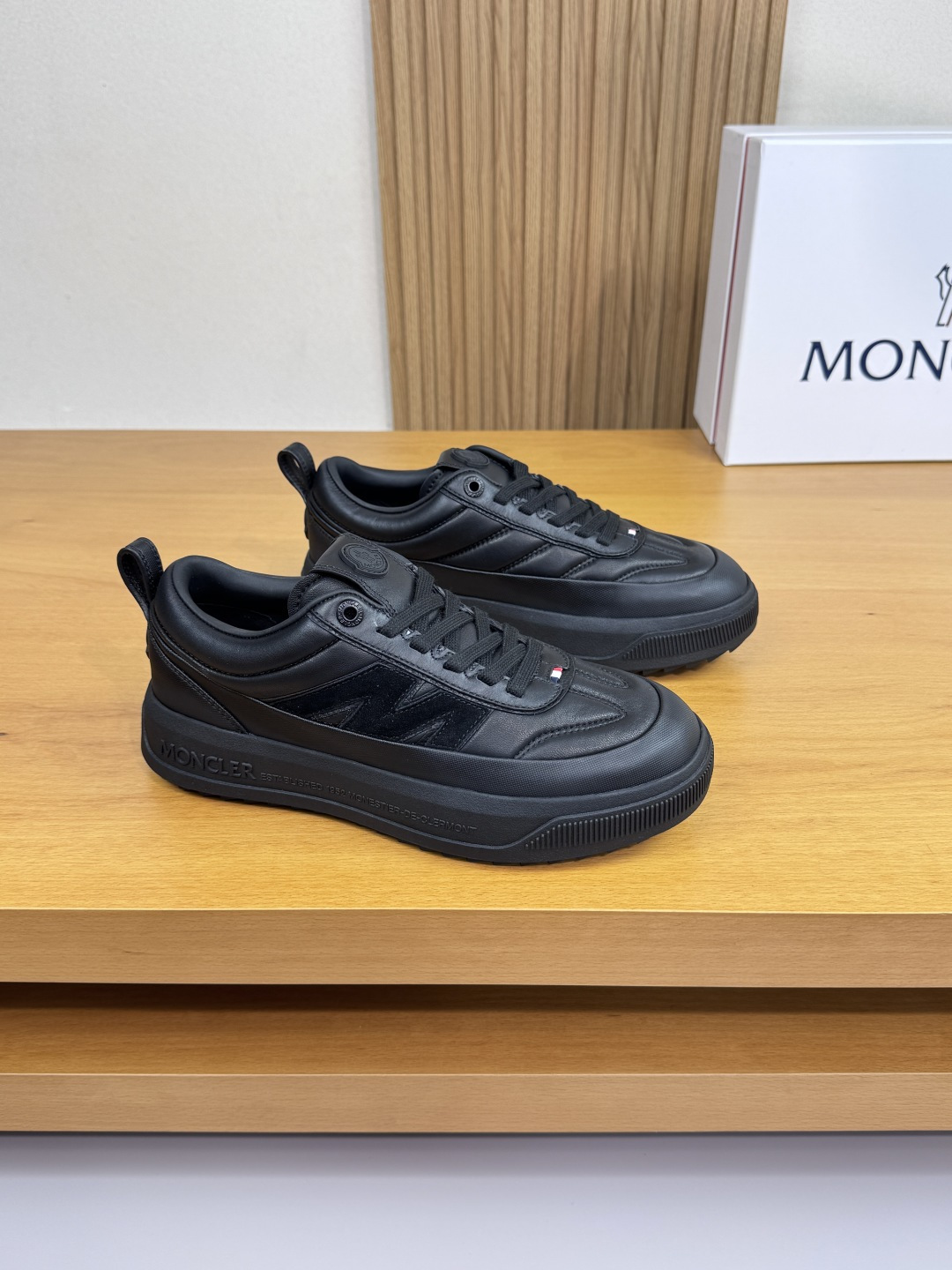 NO:510880,【MONCLER】Mongkelai (blind) - High-end quality Original single · Casual sports shoes - Upper; Imported super soft sheepskin, calfskin inside, shoe body sewing brand M module, tongue. Heel. sewing brand plastic logo - Inner water dye cowhide - Outsole ultra-light TPR. Rubber; Two-color molded outsole - Ultra-high quality control · Fine workmanship highlighting (high-end · noble · grade) -Size 39-44 (38, 45, custom made) ·MC03858,,Moncler,Moncler,sneakers,cowhide,sheepskin19860909【MONCLER】盟可睐(蒙口) -高端品质 原单·休闲运动鞋 -鞋面；进口超柔软胎羊皮、里面小牛皮、鞋身车缝品牌M模块、鞋舌.后跟.车缝品牌塑胶标识 -内里水染牛皮 -大底超轻TPR.橡胶; 双色成型大底 -超高品控·做工精细凸显 (高端·贵气·档次) -Size 39-44（38,45,可订做)·MC03858,,Moncler,Moncler,sneakers,cowhide,sheepskin,Men's shoes