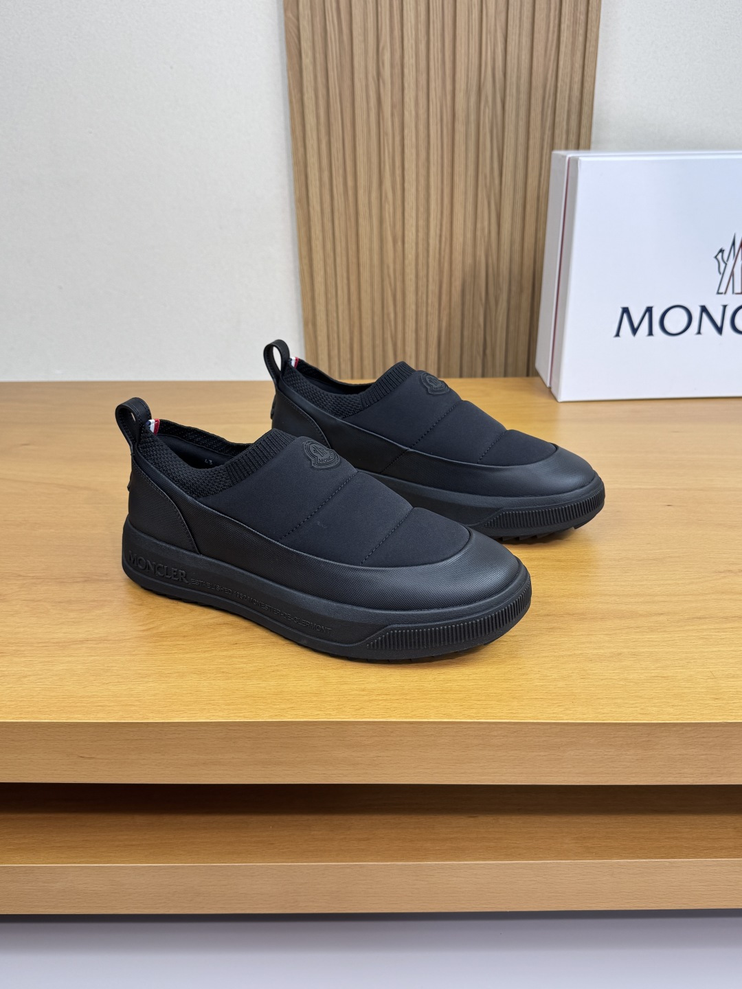 NO:510883,【MONCLER】Mongkelai (blind) - High-end quality Original single·casual sports shoes - upper; grain pattern calfskin, brand canvas cloth sewing, shoe elastic fly knit (knitted) cloth, tongue, heel. sewing brand plastic logo - inner water dye cowhide - outsole ultra-light TPR. rubber; two-color molded sole - ultra-high quality control·fine workmanship highlighting (high-end, noble, grade) -Size 39-44 (38,45, custom made) MC03858,,Moncler,Moncler,sneakers,cowhide19860909【MONCLER】盟可睐(蒙口) -高端品质 原单·休闲运动鞋 -鞋面；粒面纹小牛皮、品牌帆布布匹车缝线、鞋口弹力飞织(针织)布匹、鞋舌.后跟.车缝品牌塑胶标识 -内里水染牛皮 -大底超轻TPR.橡胶; 双色成型大底 -超高品控·做工精细凸显 (高端·贵气·档次) -Size 39-44（38,45,可订做)·MC03858,,Moncler,Moncler,sneakers,cowhide,Men's shoes
