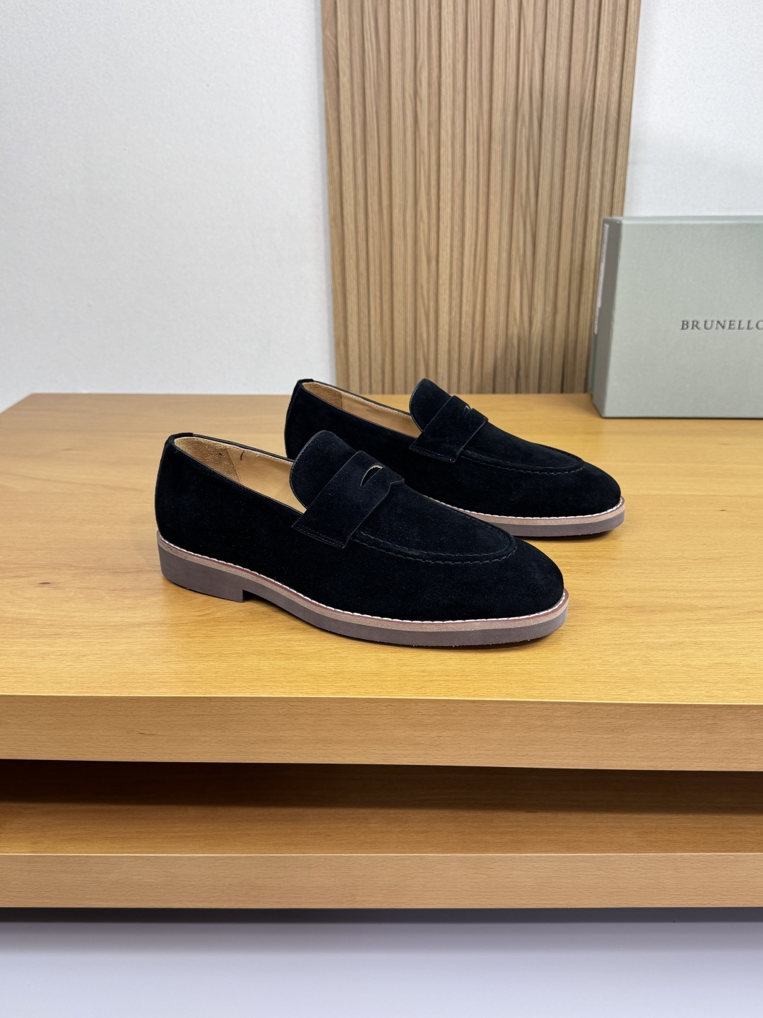 NO:510886,【Brunello Cucinelli】Brunello Cucinelli - High-end quality Original single · formal leather shoes - Imported back-velvet calfskin on the upper, car spiral craftsmanship, shoe dan slit stitching, brand cross-bond decoration - inner water dyed cowhide - outsole ultralight TPR·rubber; combined molding outsole - ultra high quality control · fine workmanship highlight (high-end · noble · grade) -Size 39-44 (38, 45, custom made) ·BC0186,,brunello cucinelli,cowhide19860909【 Brunello Cucinelli】布鲁内洛·库奇内利 -高端品质 原单·正装皮鞋 -鞋面进口反绒小牛皮、鞋口车滚边工艺、鞋丹起股车缝线、品牌横担装饰 -内里水染牛皮 -大底超轻TPR·橡胶；组合成型大底 -超高品控·做工精细凸显(高端·贵气·档次) -Size 39-44（38,45,可订做)·BC0186,,brunello cucinelli,cowhide,Men's shoes