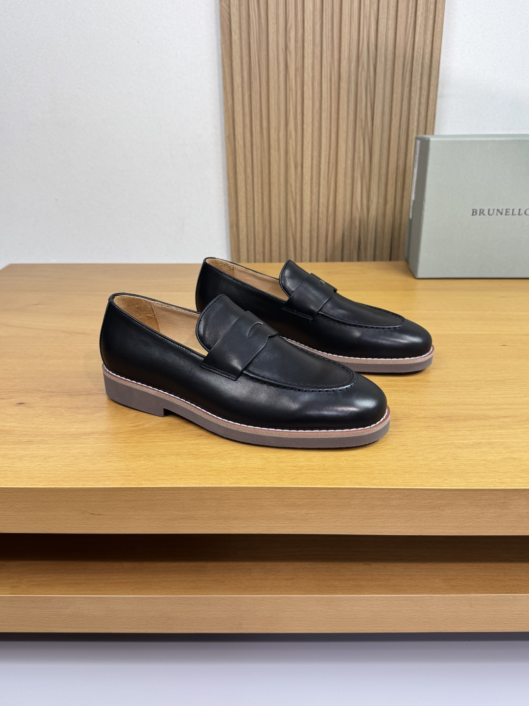 NO:510888,【Brunello Cucinelli】Brunello Cucinelli - High-end quality Original single · formal leather shoes - Imported upper Napa calfskin, shoe spiral craftsmanship, shoe dan slit stitching, brand cross-bond decoration - inner water dye cowhide - outsole ultralight TPR·rubber; combined molding outsole - ultra high quality control · fine workmanship highlight (high-end · noble · grade) -Size 39-44 (38, 45, custom made) ·BC0186,,brunello cucinelli,cowhide19860909【 Brunello Cucinelli】布鲁内洛·库奇内利 -高端品质 原单·正装皮鞋 -鞋面进口纳帕小牛皮、鞋口车滚边工艺、鞋丹起股车缝线、品牌横担装饰 -内里水染牛皮 -大底超轻TPR·橡胶；组合成型大底 -超高品控·做工精细凸显(高端·贵气·档次) -Size 39-44（38,45,可订做)·BC0186,,brunello cucinelli,cowhide,Men's shoes