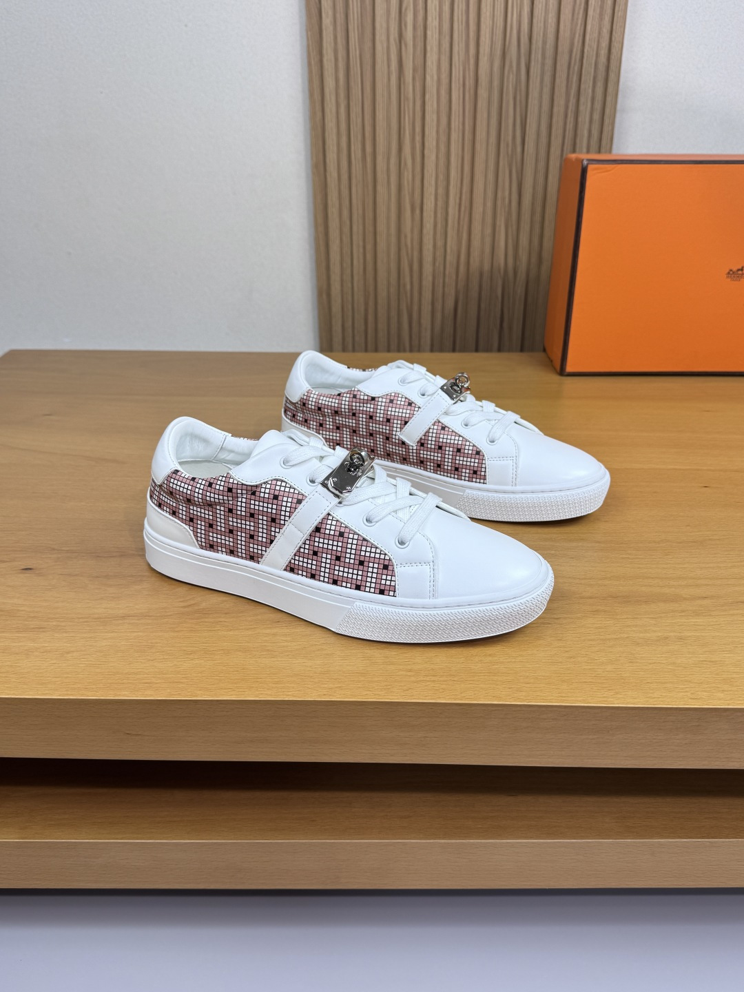 NO:510894,【HERMES】HERMES - High-end quality Original single · Casual sports shoes - Upper Napa calfskin, shoe body color printing brand totem, brand metal fastener decoration - Inner water dye cowhide - Outsole ultra-light original TPR. Rubber·Double-color molded outsole - Ultra-high quality control·fine workmanship highlighting (high-end·noble·grade) -Size 38-44 (45, custom made)·H0116,,hermes,hermes,cowhide19860909【 HERMES】爱马仕 -高端品质 原单·休闲运动板鞋 -鞋面纳帕小牛皮、鞋身彩印品牌图腾、品牌金属扣件装饰 -内里水染牛皮 -大底超轻原版TPR.橡胶·双色成型大底 -超高品控·做工精细凸显(高端·贵气·档次) -Size 38-44（45,可订做)·H0116,,hermes,hermes,cowhide,Men's shoes