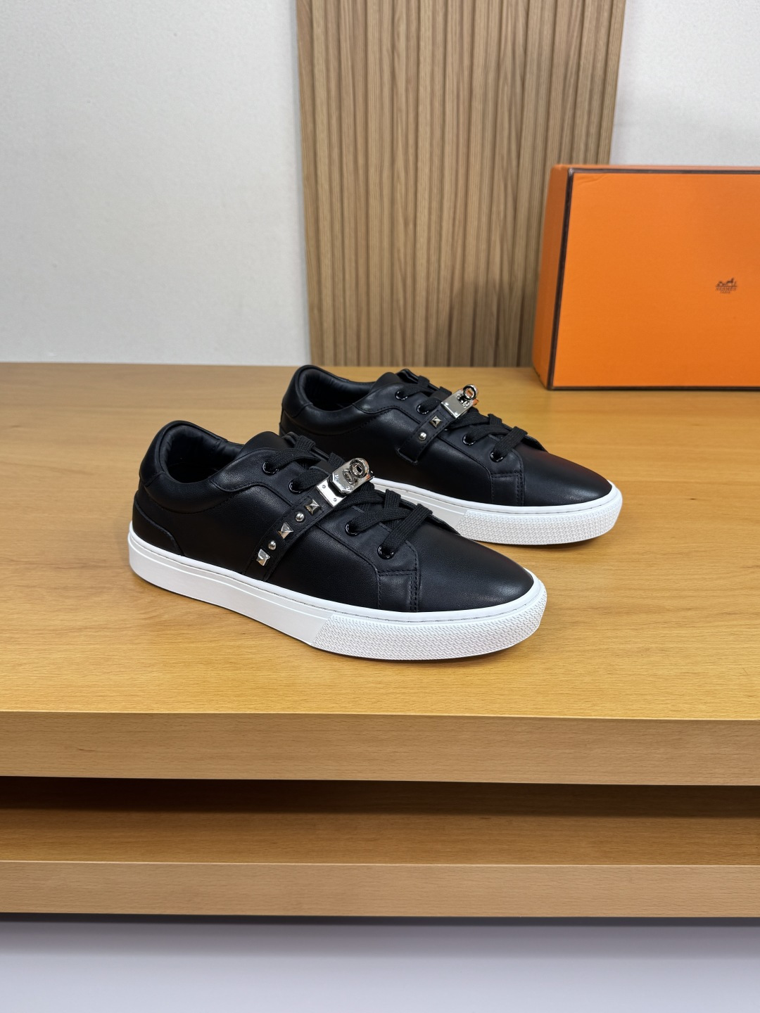 NO:510946,【HERMES】HERMES - High-end quality Original single · Casual sports shoes - Upper Napa calfskin, shoe body color printing brand totem, brand metal fastener decoration - Inner water dye cowhide - Outsole ultra-light original TPR. Rubber·Double-color molded outsole - Ultra-high quality control·fine workmanship highlighting (high-end·noble·grade) -Size 38-44 (45, custom made)·H0116,,hermes,hermes,cowhide19860909【 HERMES】爱马仕 -高端品质 原单·休闲运动板鞋 -鞋面纳帕小牛皮、鞋身彩印品牌图腾、品牌金属扣件装饰 -内里水染牛皮 -大底超轻原版TPR.橡胶·双色成型大底 -超高品控·做工精细凸显(高端·贵气·档次) -Size 38-44（45,可订做)·H0116,,hermes,hermes,cowhide,Men's shoes