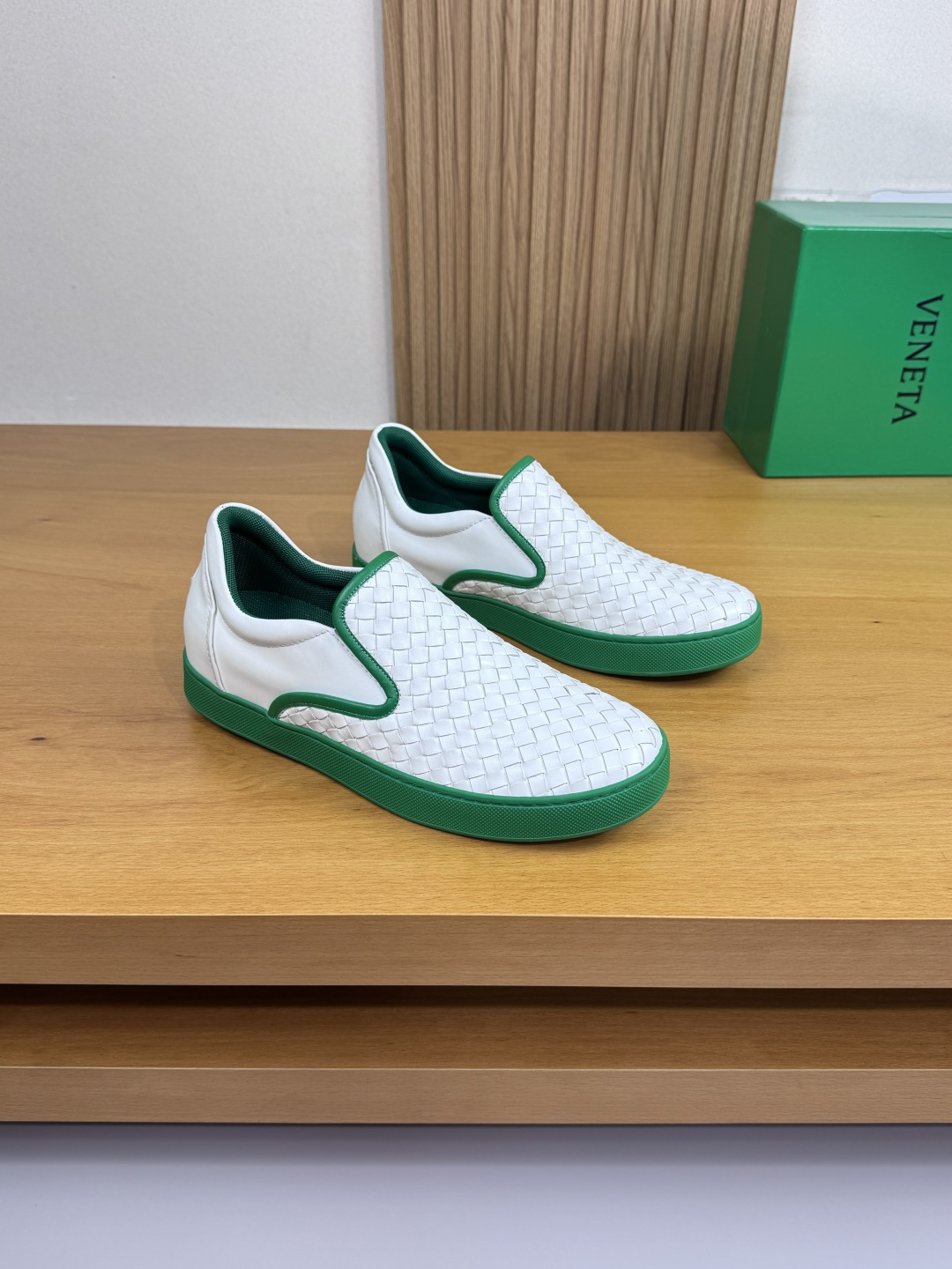 NO:510953,【BOTTEGA VENETA】Bottega - High-end quality original couple outfit - Upper Napa calfskin, hand-woven calfskin, shoe tongue and car wrap, perfect splicing - Inner mixed-type water-dyed sheepskin - Outsole ultra-light TPR. Rubber; molded outsole - Ultra-high quality control·fine workmanship highlighted (high-end, noble, grade) -Size women 35-39 men 39-44 (women 34.40.41, men 38.45. Custom made)·0133,,bottega veneta,cowhide,sheepskin19860909【BOTTEGA VENETA】宝缇嘉  -高端品质 原单 情侣装 -鞋面纳帕小牛皮、手工编织小牛皮、鞋舌车包边、完美拼接 -内里混种水染羊皮 -大底超轻TPR.橡胶；成型大底 -超高品控·做工精细凸显(高端·贵气·档次) -Size女35-39 男39-44（女34.40.41,男38.45.可订做)·0133,,bottega veneta,cowhide,sheepskin,Men's shoes