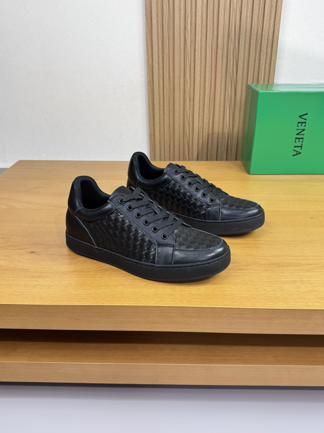 NO:510962,【BOTTEGA VENETA】Bottega - High-end quality original couple outfit - Upper Napa calfskin, hand-woven calfskin, shoe tongue car wrap, perfect splicing - Inner brand canvas - Outsole ultralight TPR. Rubber; molded outsole - Ultra-high quality control, fine workmanship highlighted (high-end, noble, grade) -Size women 35-39 men 39-44 (women 34.40.41, men 38.45. Custom made)·0133,,bottega veneta,cowhide19860909【BOTTEGA VENETA】宝缇嘉  -高端品质 原单 情侣装 -鞋面纳帕小牛皮、手工编织小牛皮、鞋舌车包边、完美拼接 -内里品牌帆布 -大底超轻TPR.橡胶；成型大底 -超高品控·做工精细凸显(高端·贵气·档次) -Size女35-39 男39-44（女34.40.41,男38.45.可订做)·0133,,bottega veneta,cowhide,Men's shoes