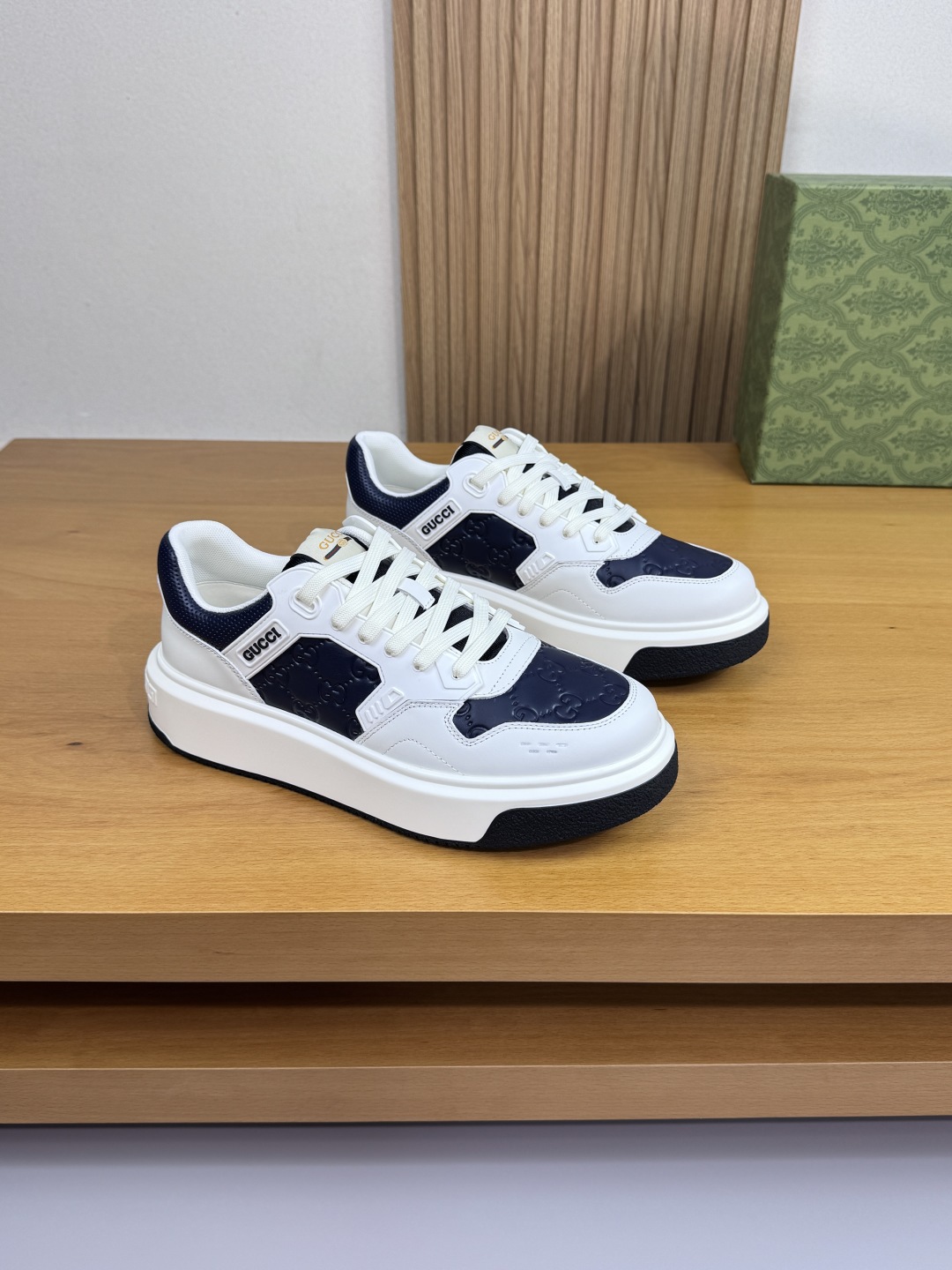 Gucci Baskets de sport en cuir Nappa avec logo gaufré pour hommes