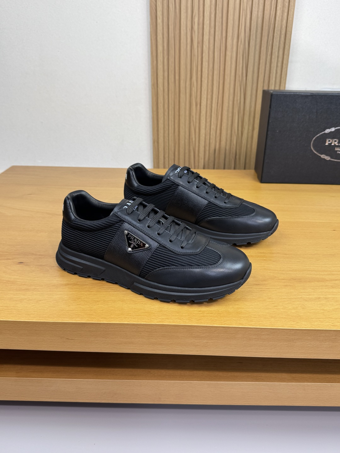 NO:532791,【PRADA】Prada - High-end quality Original single casual sports shoes - Upper imported Napa calfskin, brand striped cloth, shoe body palm pattern cowhide sewing brand metal l fastener, tongue. Heel. Silk-printed high Zhoubo brand LOGO - Inner water dyed cowhide - Outsole ultra-light TPU foaming·rubber; Two-color molded outsole - Ultra-high quality control·fine workmanship highlighting (high-end·noble·grade) -Size 38-44 (45, custom made)·PRD0372,,prada,prada,sneakers,cowhide19860909【PRADA】普拉达 -高端品质 原单·休闲运动鞋 -鞋面进口纳帕小牛皮、品牌条纹布匹、鞋身手掌纹牛皮车缝品牌金属l扣件、鞋舌.后跟.丝印高周波品牌LOGO -内里水染牛皮 -大底超轻TPU发泡·橡胶；双色成型大底 -超高品控·做工精细凸显(高端·贵气·档次) -Size 38-44（45,可订做)·PRD0372,,prada,prada,sneakers,cowhide,Men's shoes
