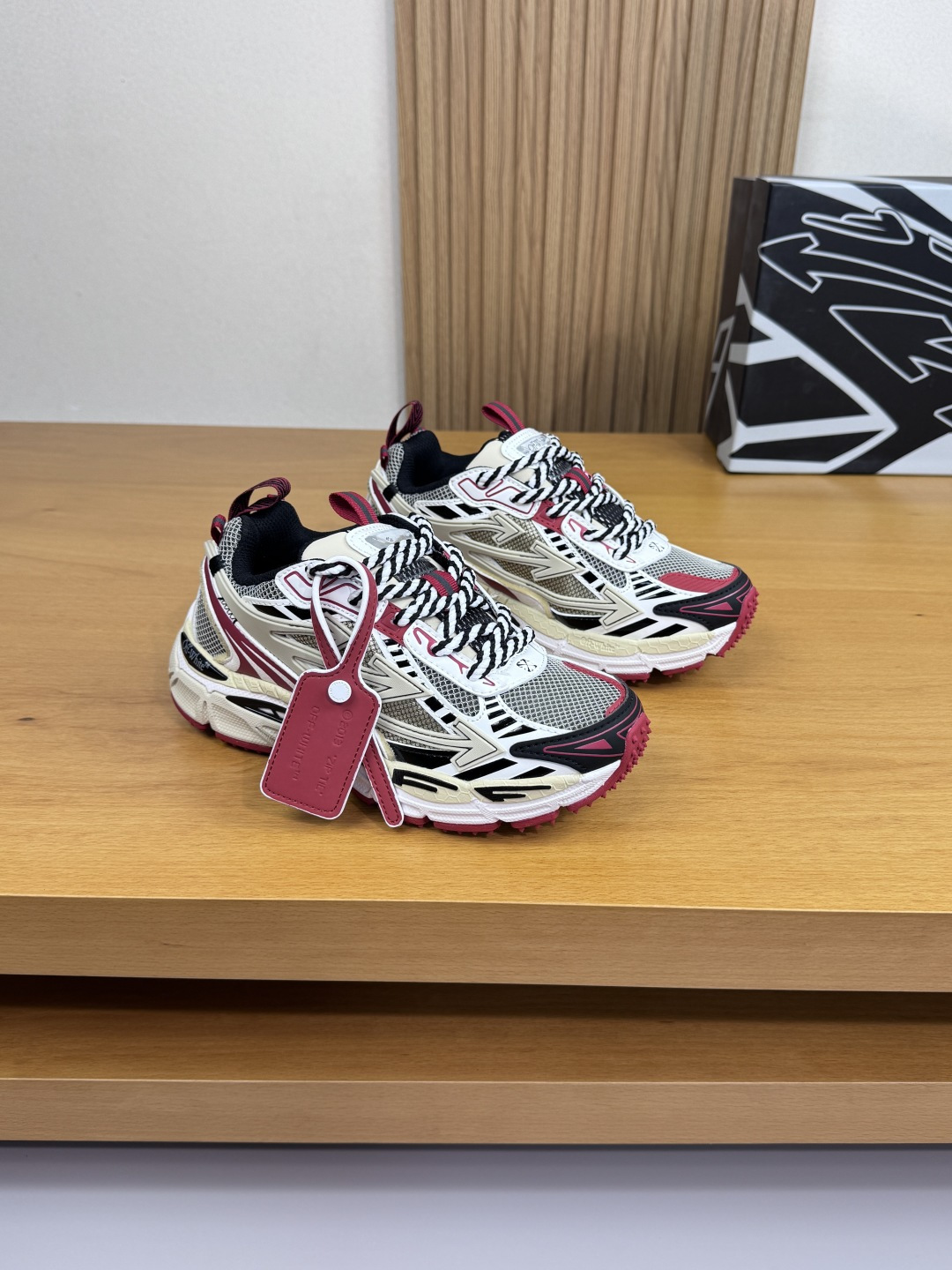 NO:532828,【 off-white】 - High-end quality original single couple casual sports shoes - imported environmentally friendly leather on the upper. Color printing brand totem, brand hollow mesh canvas, night running reflective webbing, shoe body. Tongue. Sewing brand plastic LOGO module - Inner brand canvas - Outsole ultra-light TPU foaming·rubber; Two-color molded outsole - Ultra-high quality control·fine workmanship highlighting (high-end, noble, grade) -Size Men and women's same style 36-44 (female 35. men 45.46.47. can be customized)·OF0256,,off white,sneakers19860909【 off-white】 -高端品质 原单·情侣装休闲运动鞋 -鞋面进口环保皮.彩印品牌图腾、品牌镂空网帆布、夜跑反光织带、鞋身.鞋舌.车缝品牌塑胶LOGO模块 -内里品牌帆布 -大底超轻TPU发泡·橡胶；双色成型大底 -超高品控·做工精细凸显(高端·贵气·档次) -Size 男女同款36-44（女35.男45.46.47.可订做)·OF0256,,off white,sneakers,Men's shoes