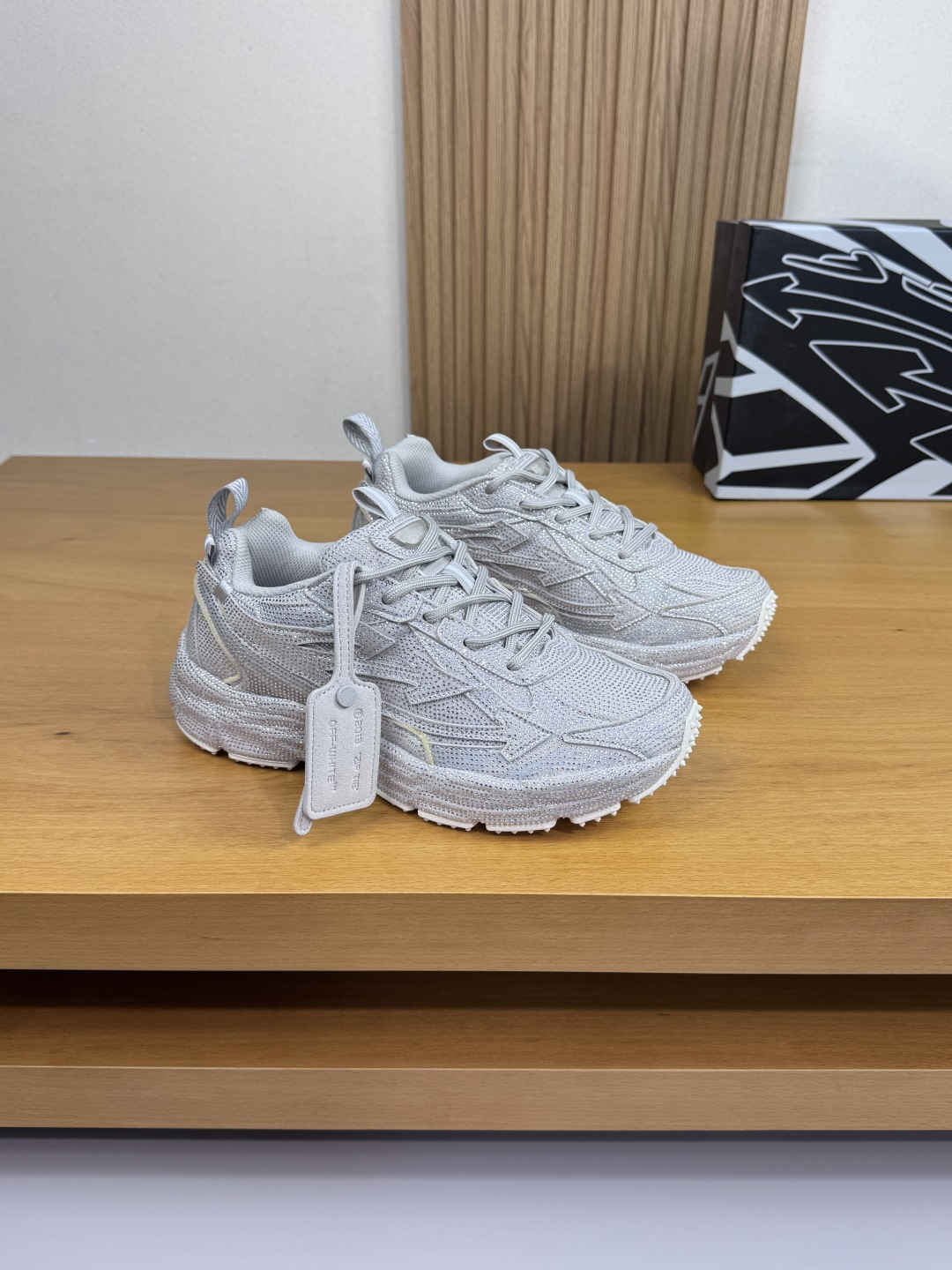 NO:532767,【 off-white】 - High-end quality original single couple casual sports shoes - imported sheep reverse velvet leather on the upper. Pure hand-made diamond inlay, night running reflective webbing, shoe body. Tongue. Sewing brand plastic LOGO module - Inner brand canvas - Outsole ultra-light TPU foaming·rubber; Two-color molded outsole - Ultra-high quality control·fine workmanship highlighting (high-end, noble, grade) -Size Men and women's same style 36-44 (women 35. men 45.46.47. can be customized)·OF0256,,off white,sneakers19860909【 off-white】 -高端品质 原单·情侣装休闲运动鞋 -鞋面进口羊反绒皮.纯手工镶钻工艺、夜跑反光织带、鞋身.鞋舌.车缝品牌塑胶LOGO模块 -内里品牌帆布 -大底超轻TPU发泡·橡胶；双色成型大底 -超高品控·做工精细凸显(高端·贵气·档次) -Size 男女同款36-44（女35.男45.46.47.可订做)·OF0256,,off white,sneakers,Men's shoes